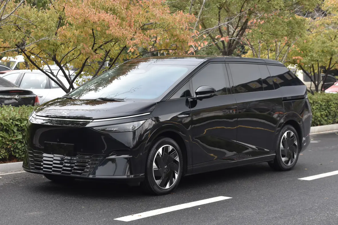 Xpeng X9  из Китая