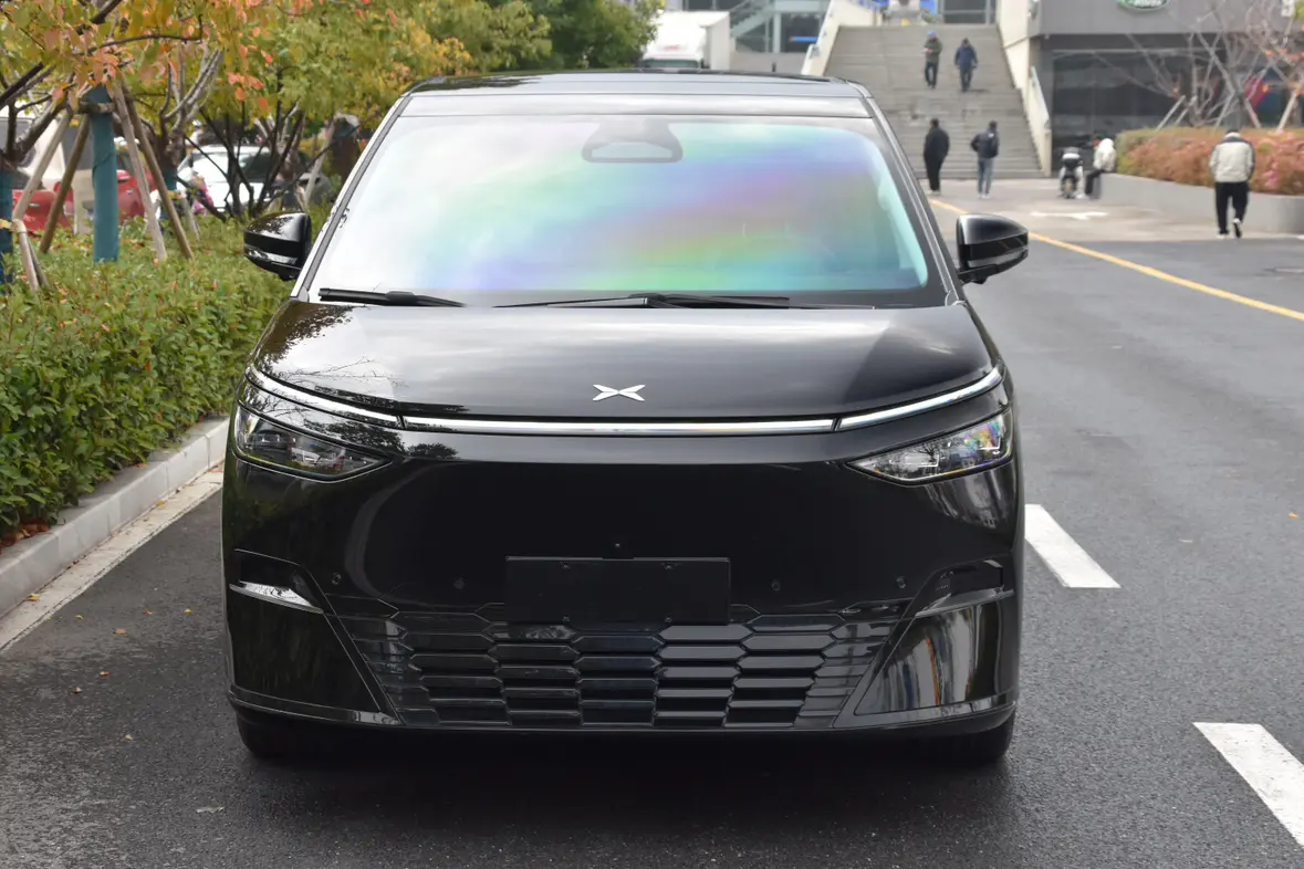 Xpeng X9  из Китая