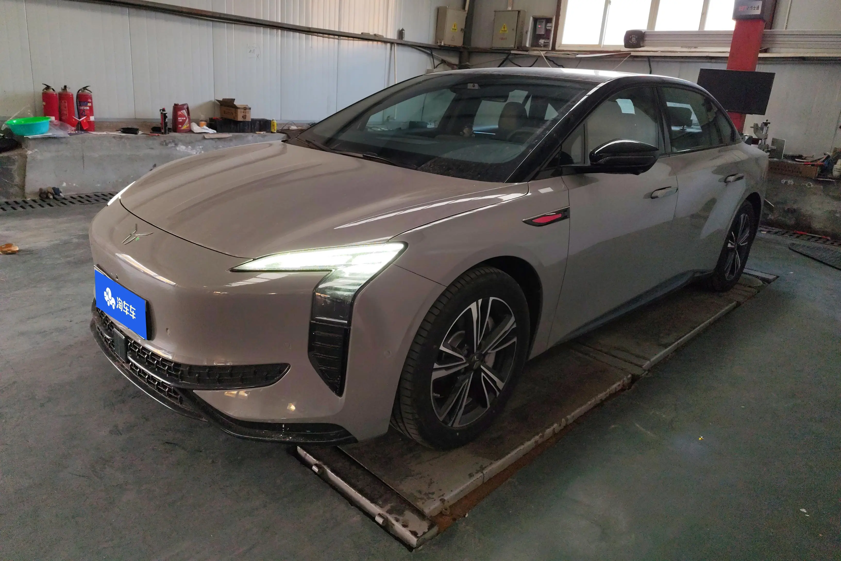 Hongqi EH7  из Китая