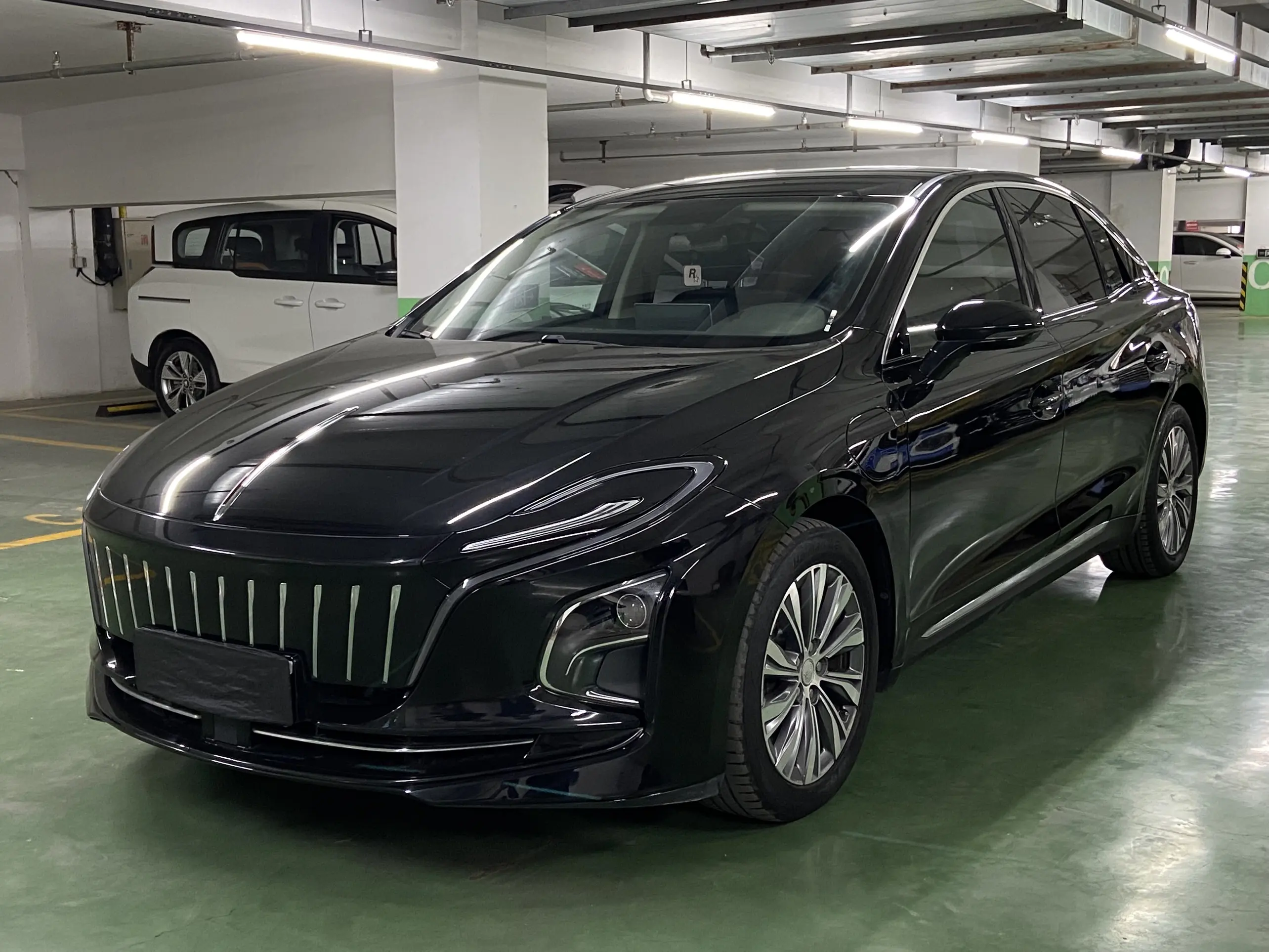 Hongqi E-QM5  из Китая