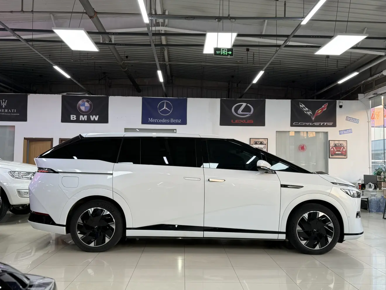 Xpeng X9  из Китая