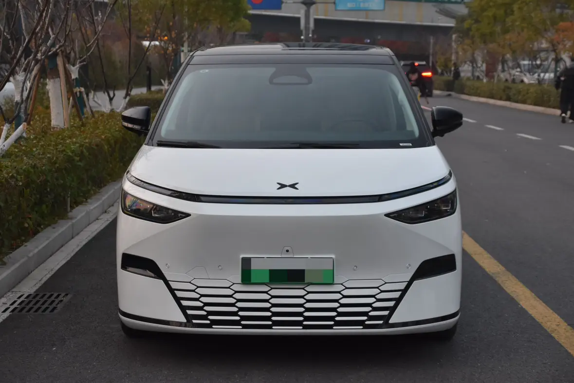 Xpeng X9  из Китая