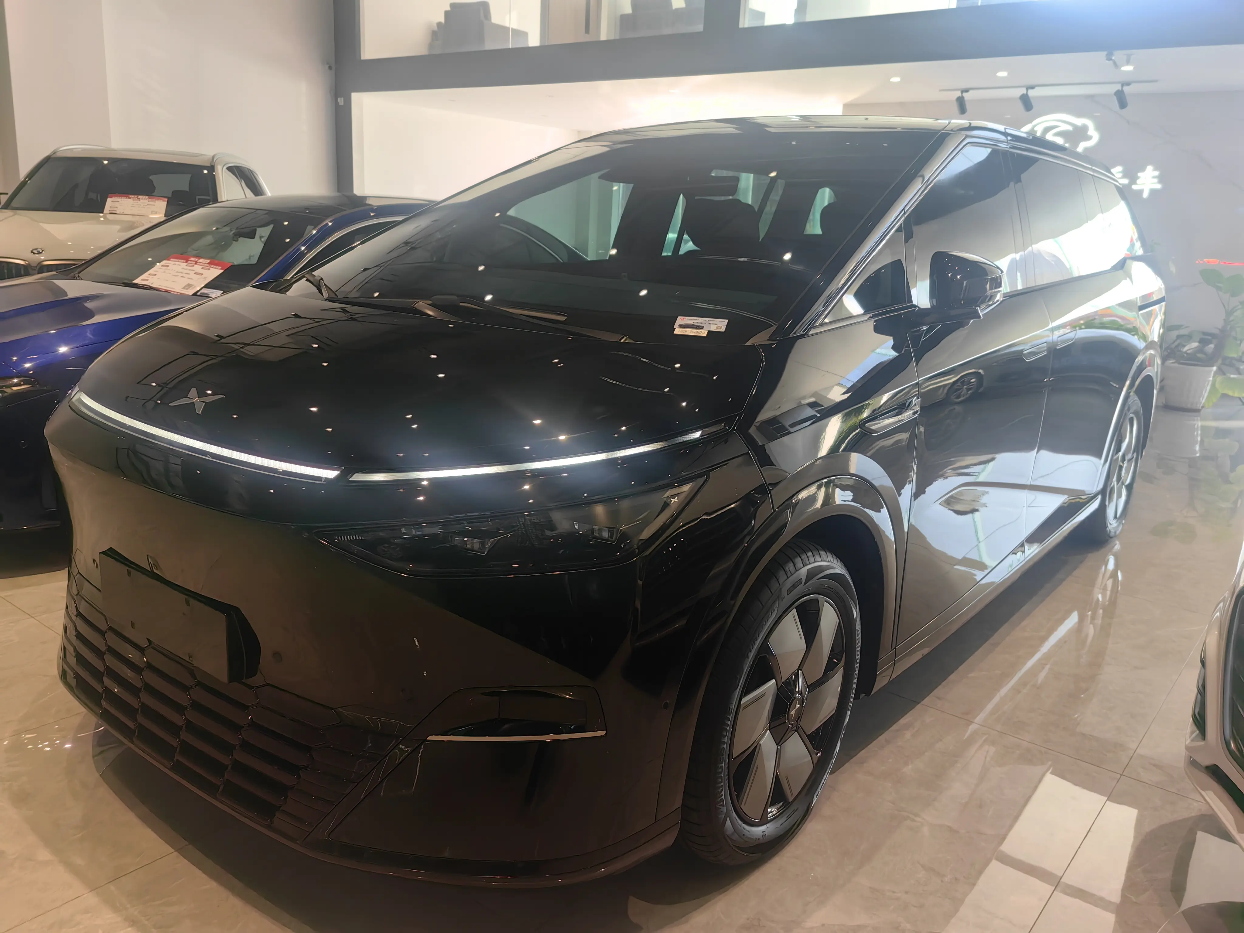 Xpeng X9  из Китая