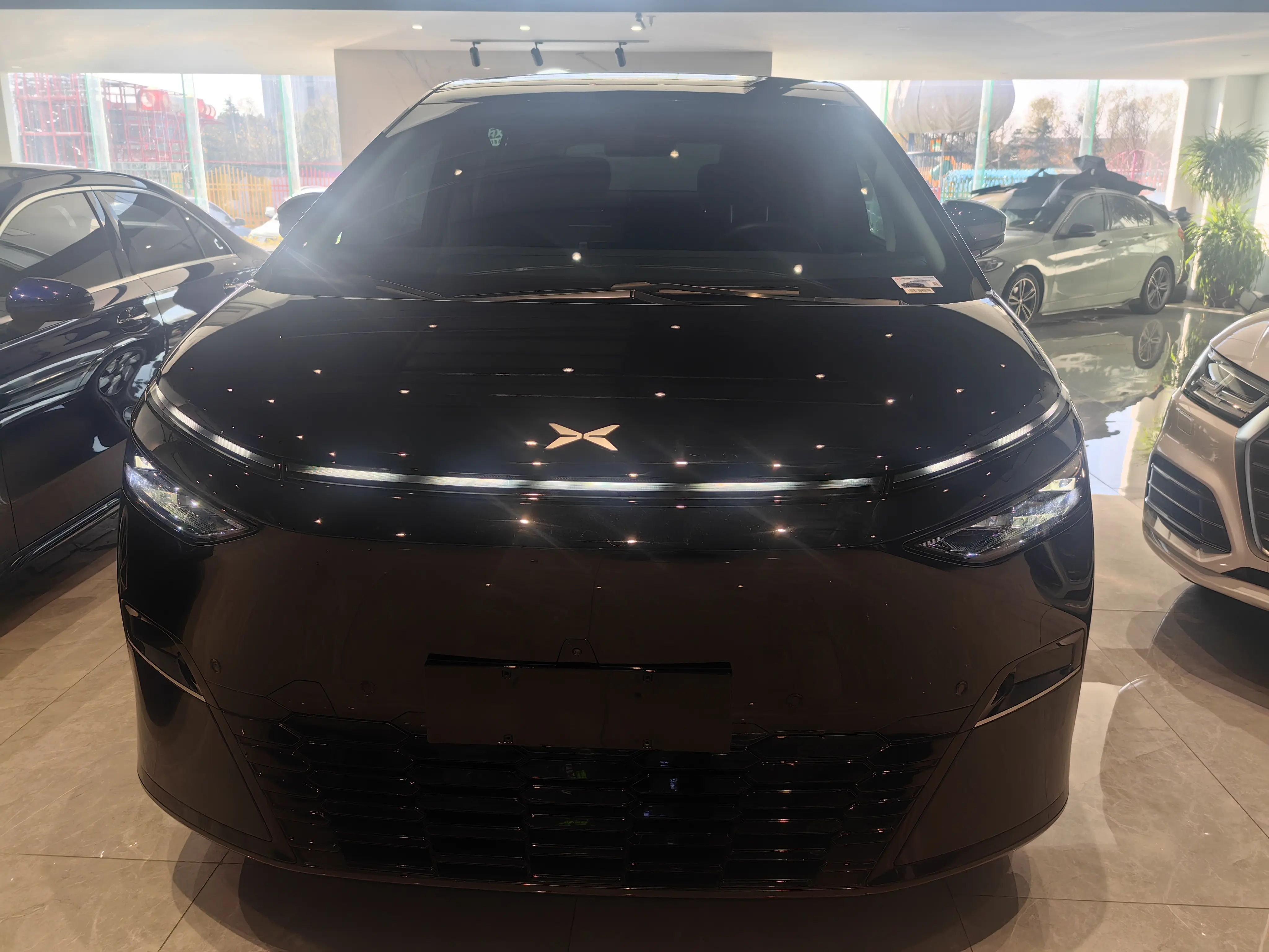 Xpeng X9  из Китая