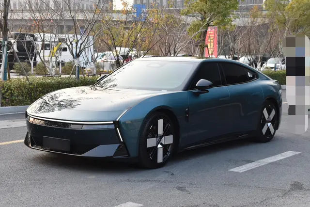 Xpeng P7  из Китая