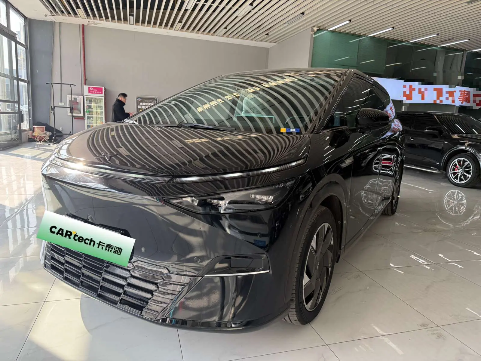 Xpeng X9  из Китая