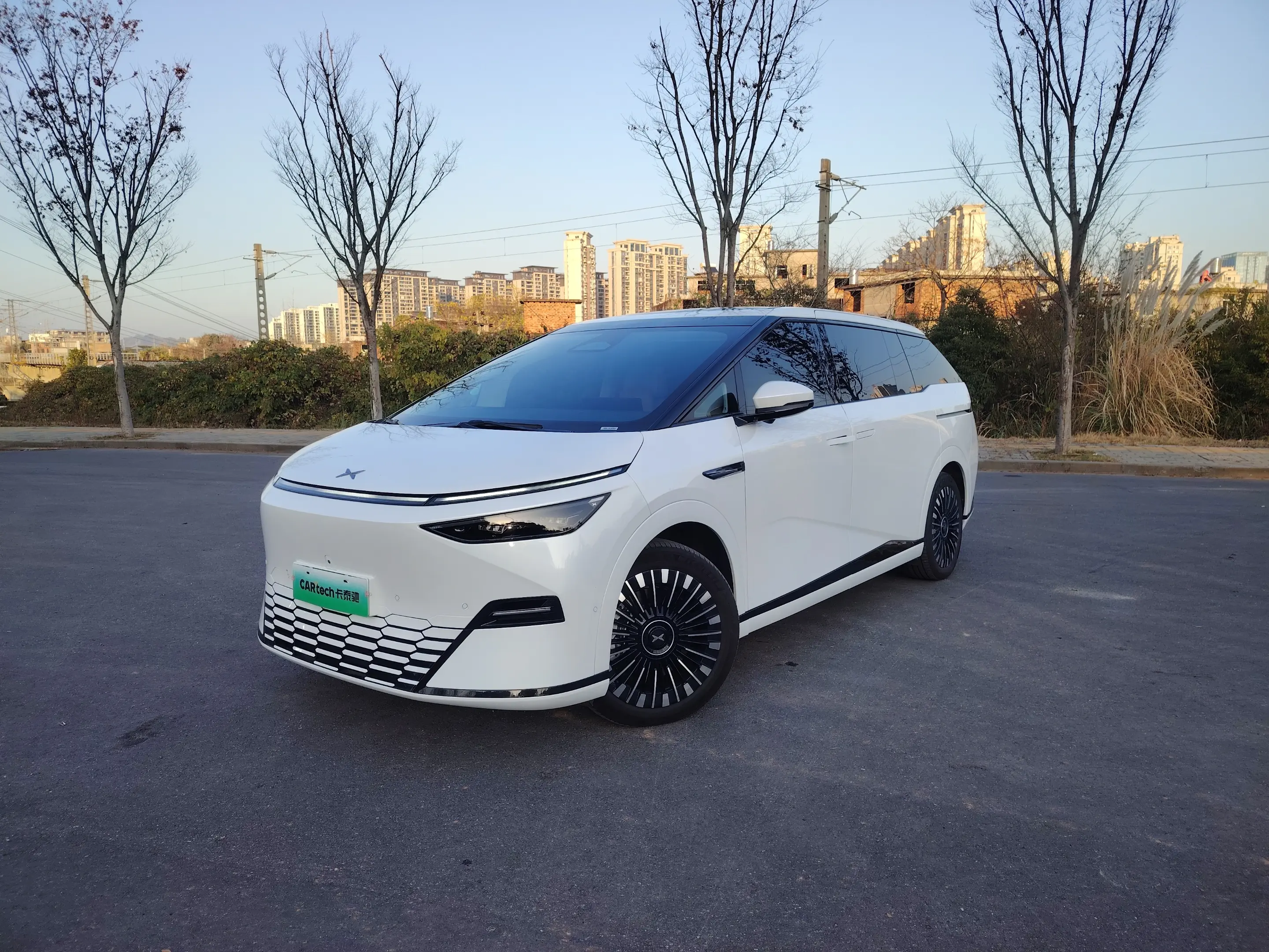 Xpeng X9  из Китая