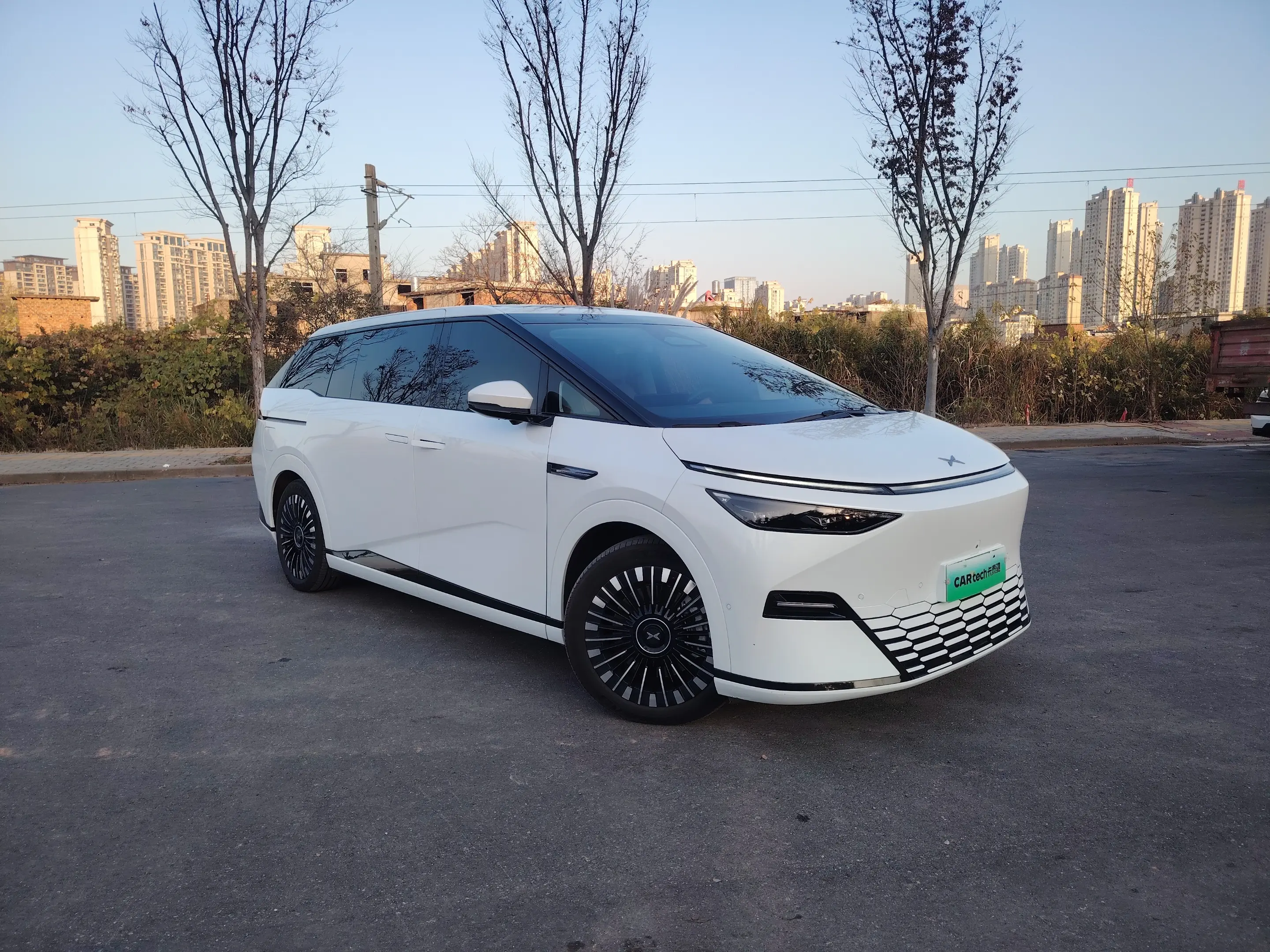 Xpeng X9  из Китая