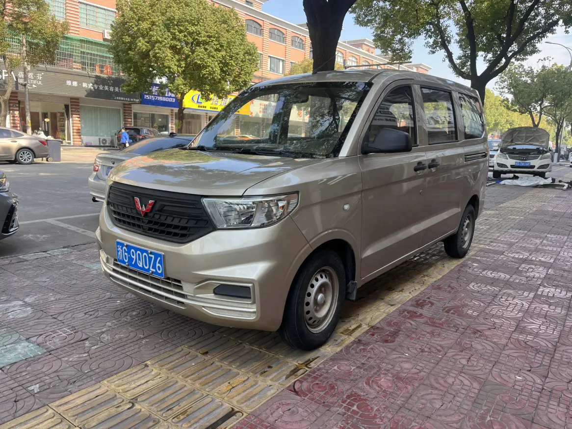 Wuling Hongguang V  из Китая