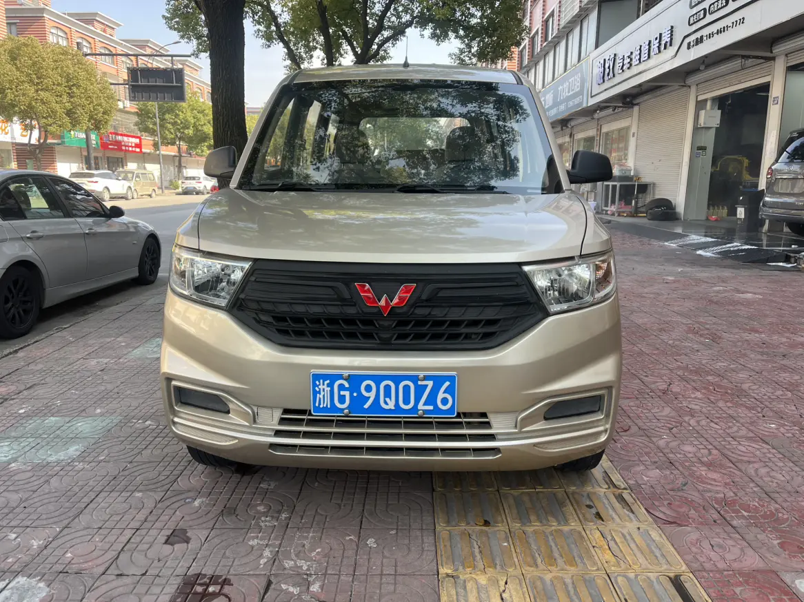 Wuling Hongguang V  из Китая