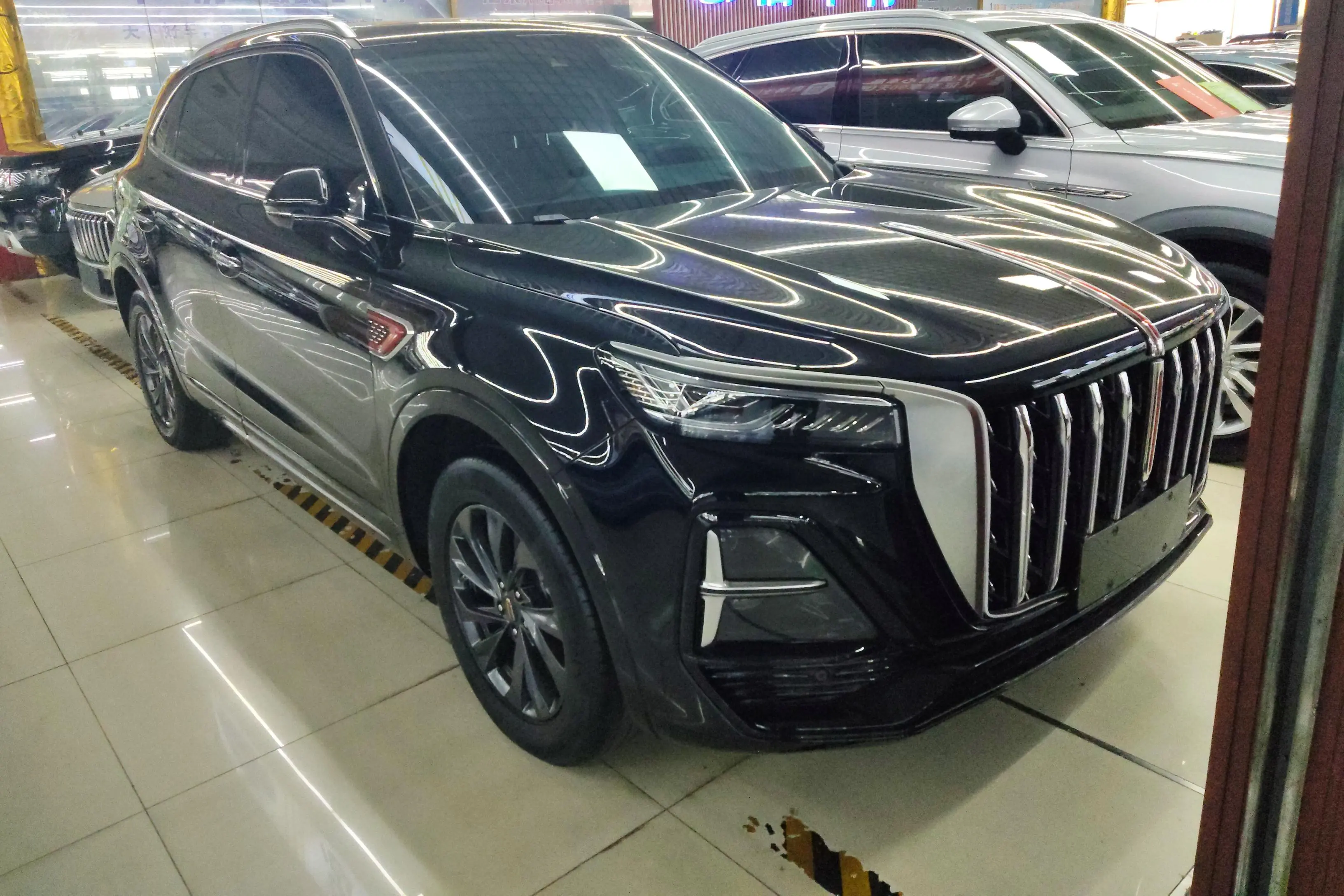 Hongqi HS5  из Китая