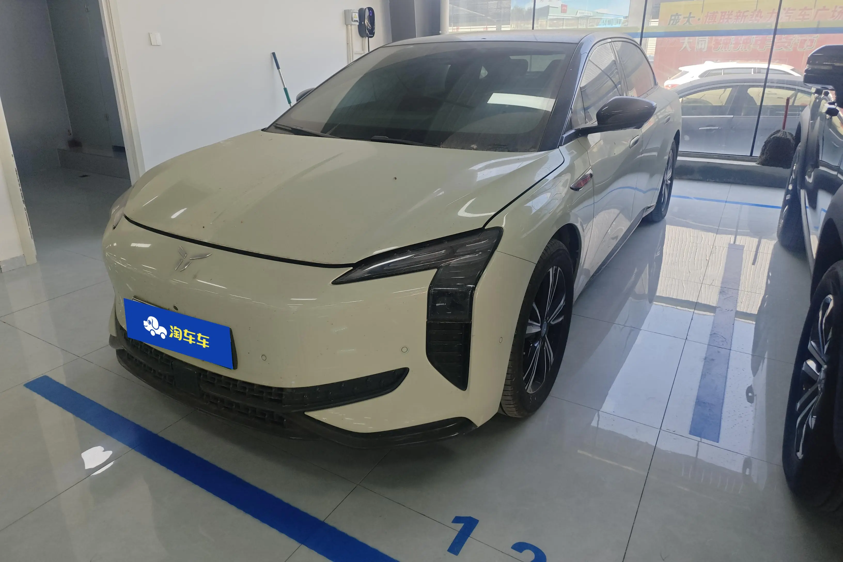 Hongqi EH7  из Китая