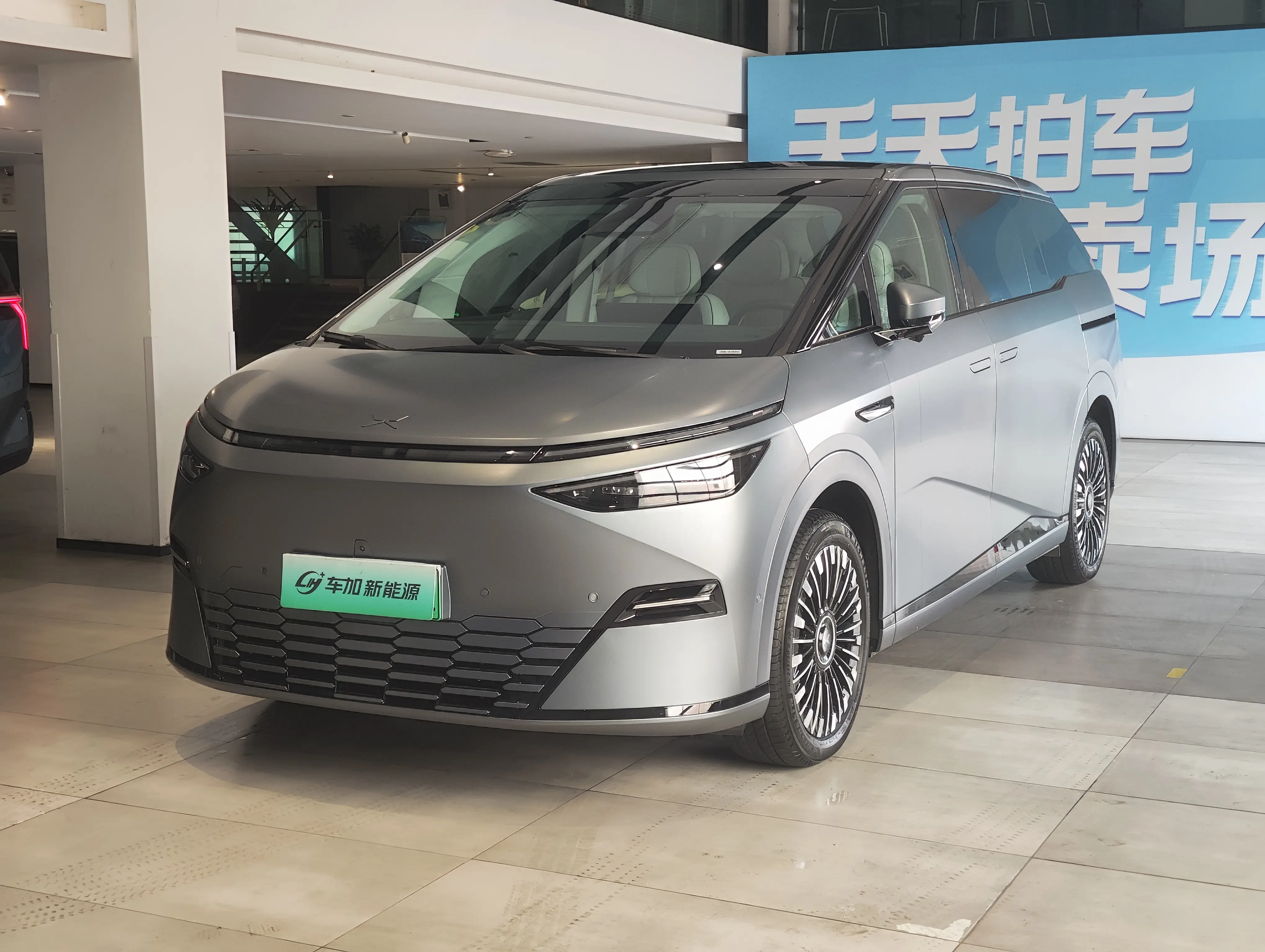 Xpeng X9  из Китая