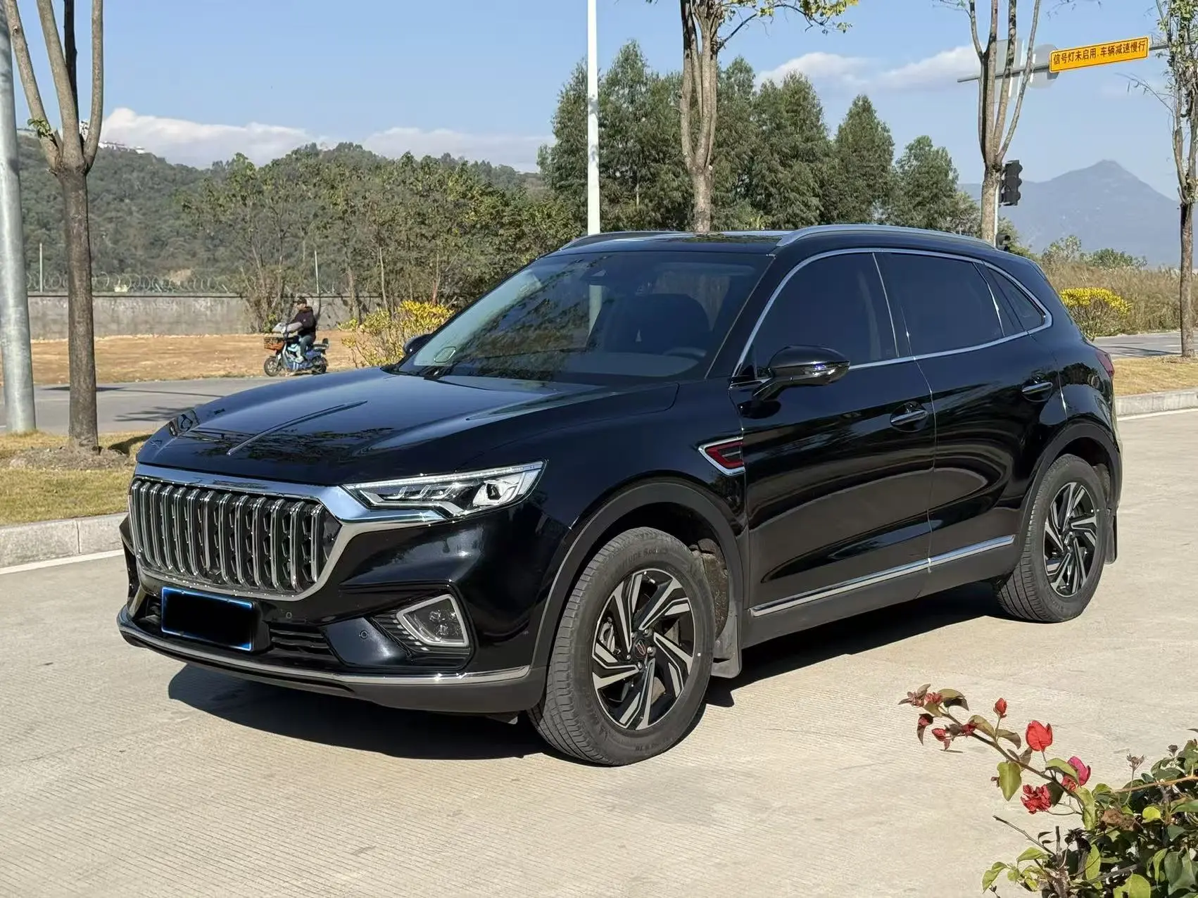 Hongqi HS5  из Китая