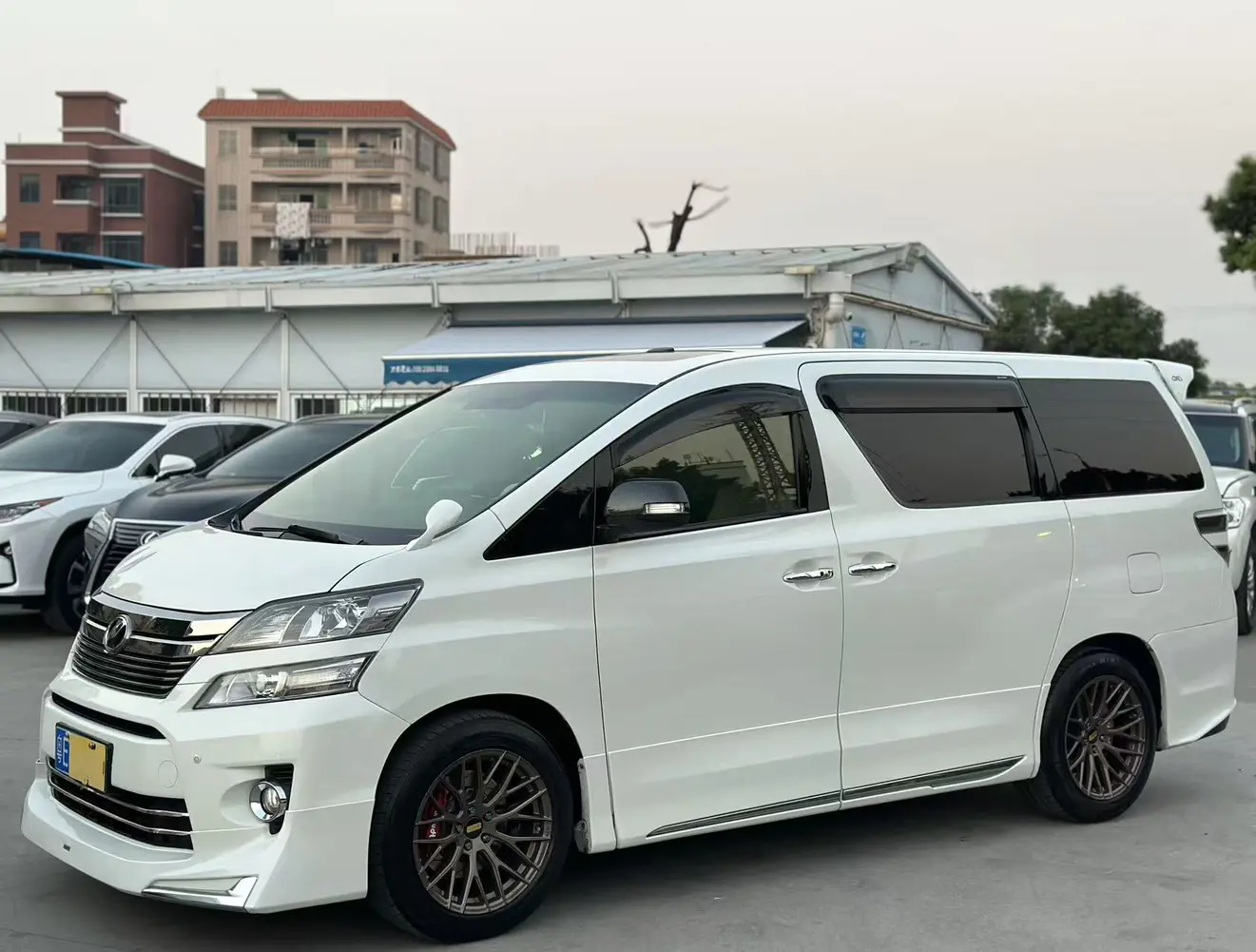 Toyota Alphard (Elfa)  из Китая