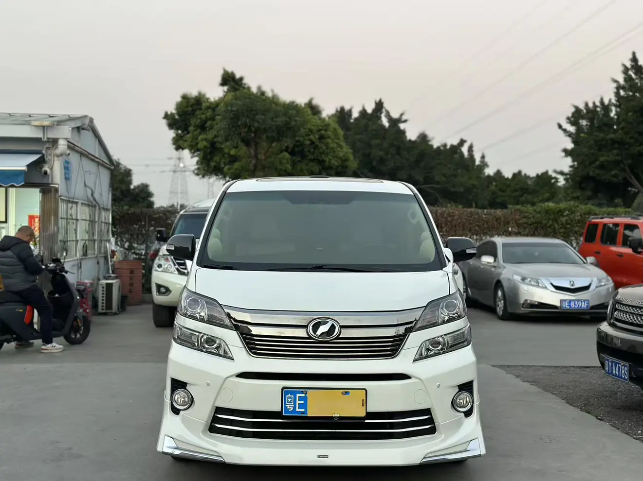 Toyota Alphard (Elfa)  из Китая