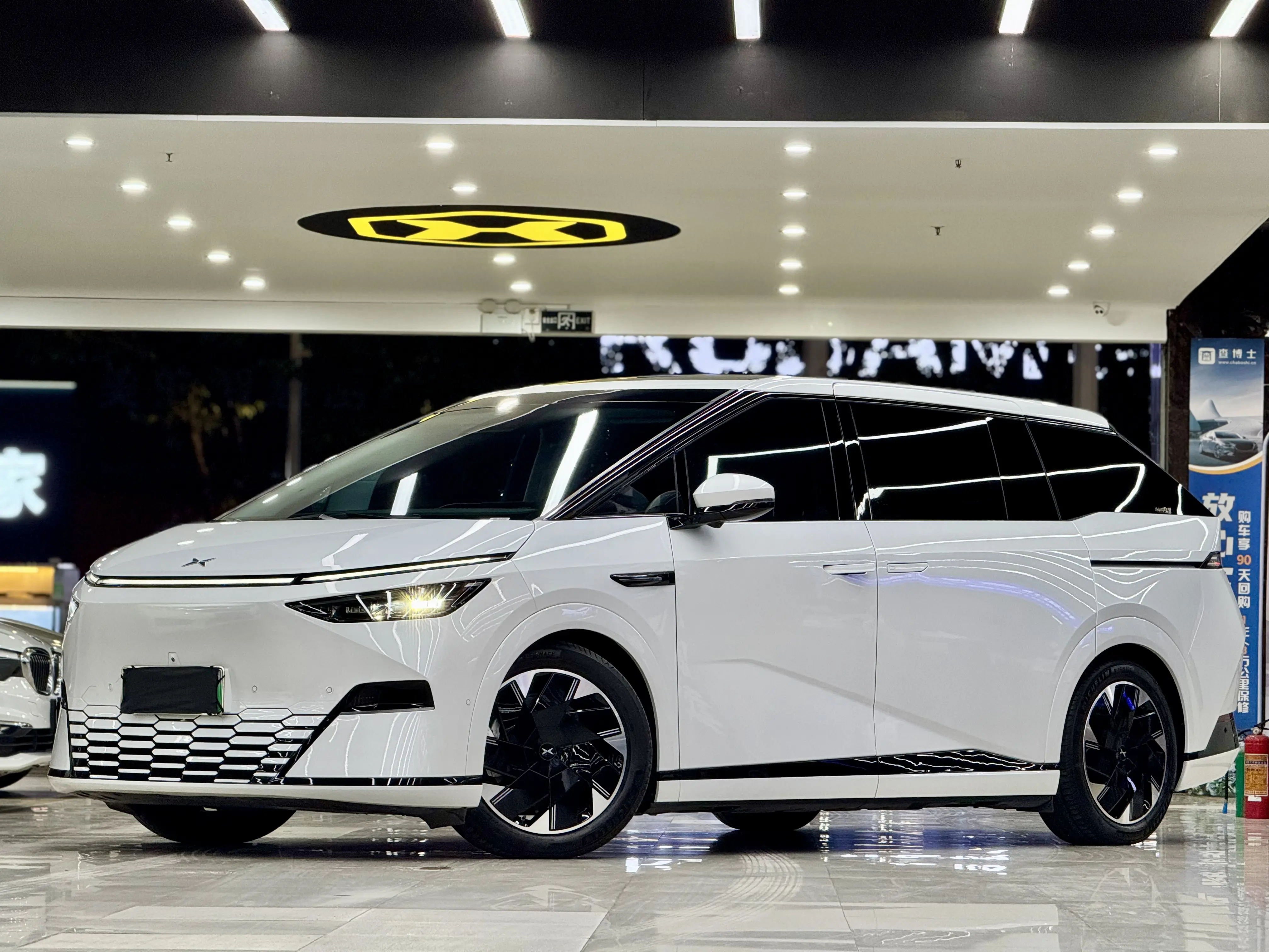 Xpeng X9  из Китая