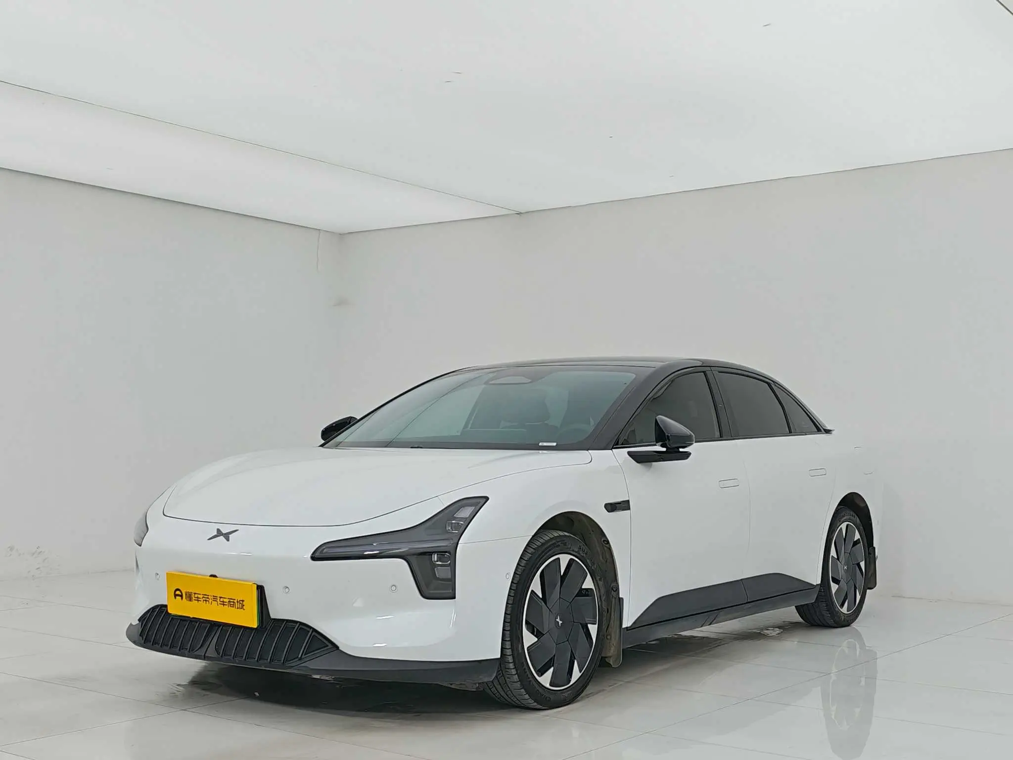 Xpeng Xiaopeng MONA M03  из Китая