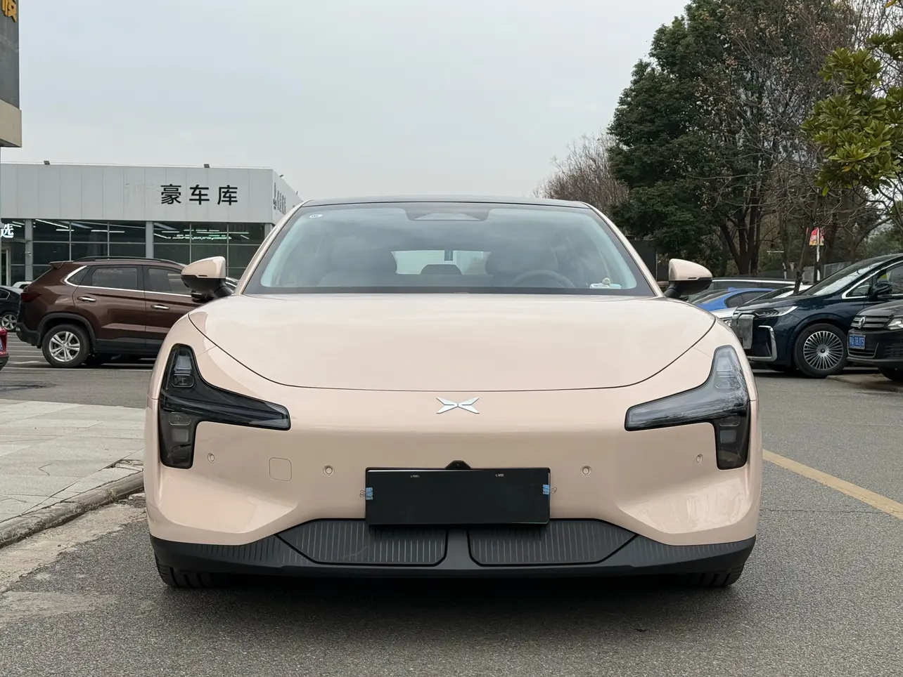 Xpeng Xiaopeng MONA M03  из Китая