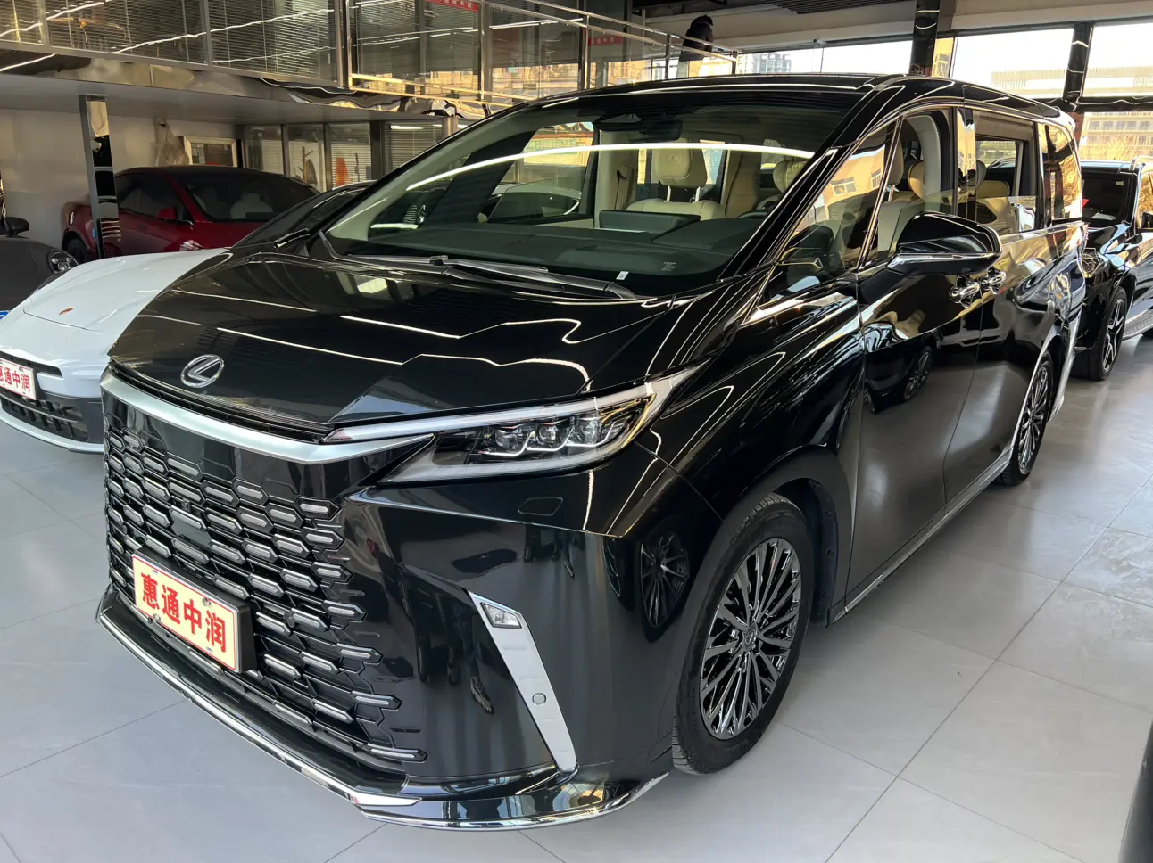 Lexus LM