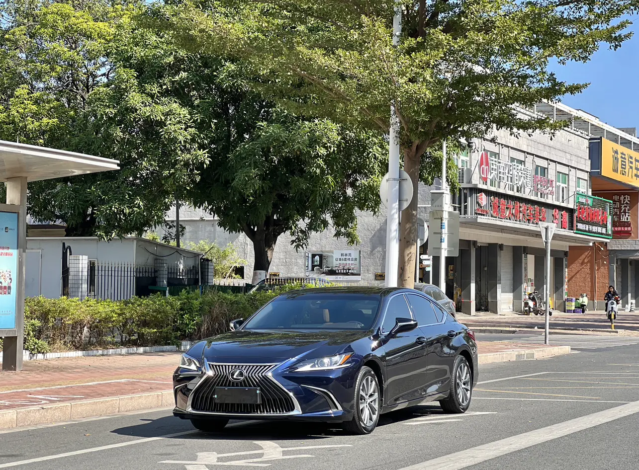 Lexus ES