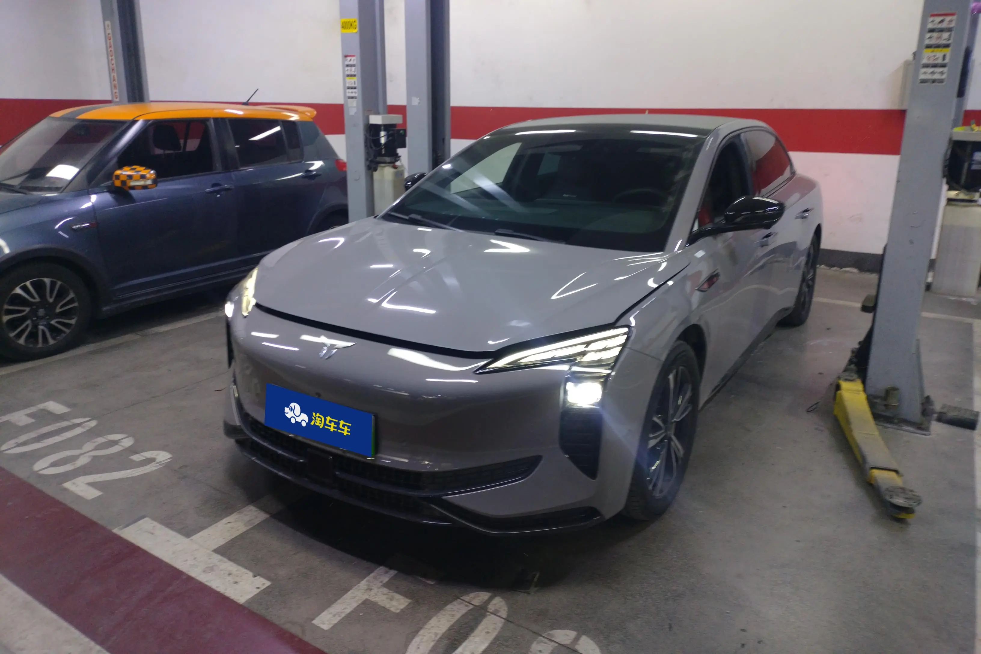 Hongqi EH7  из Китая