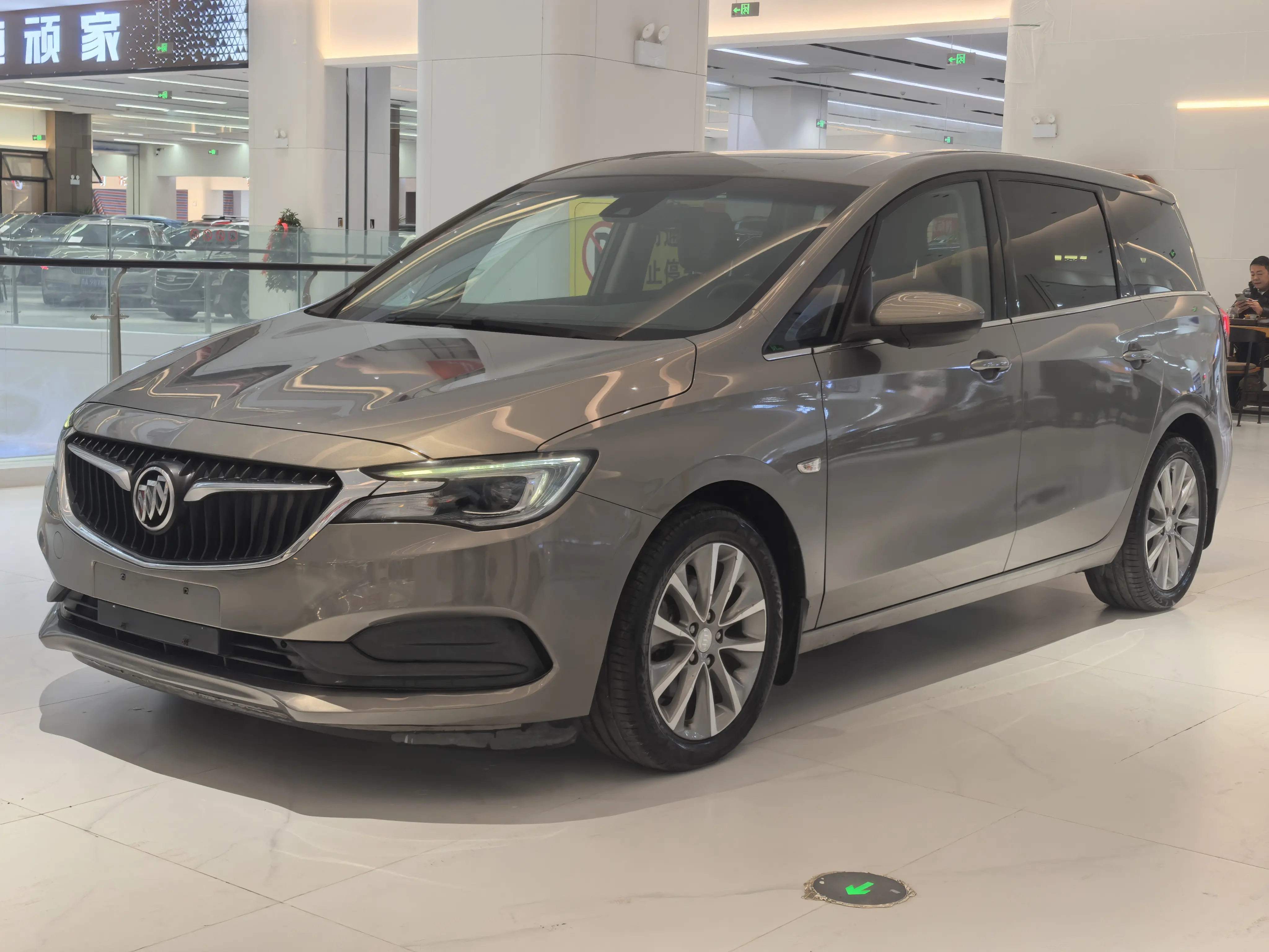 Buick GL6  из Китая