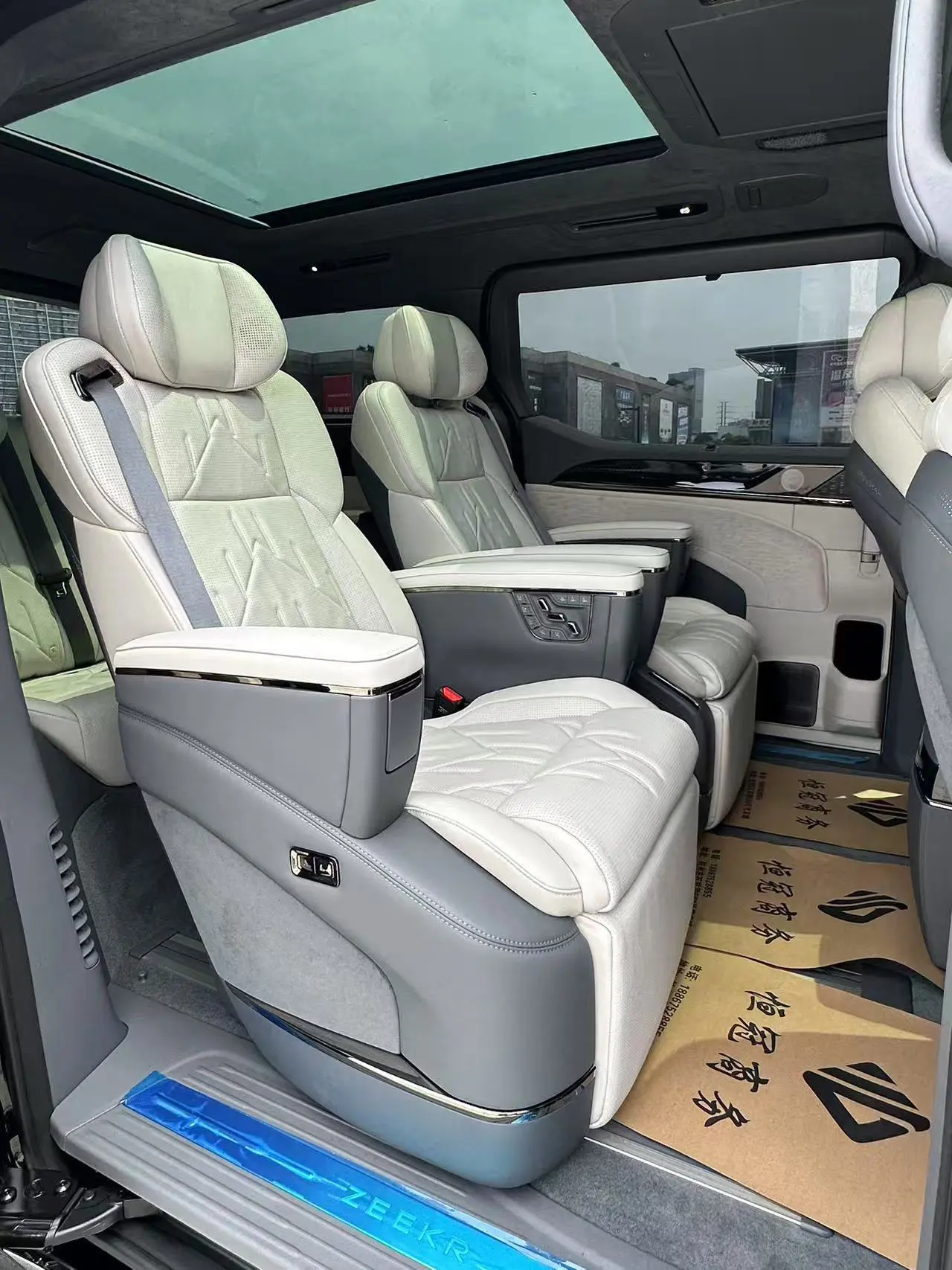 ZEEKR 009  из Китая