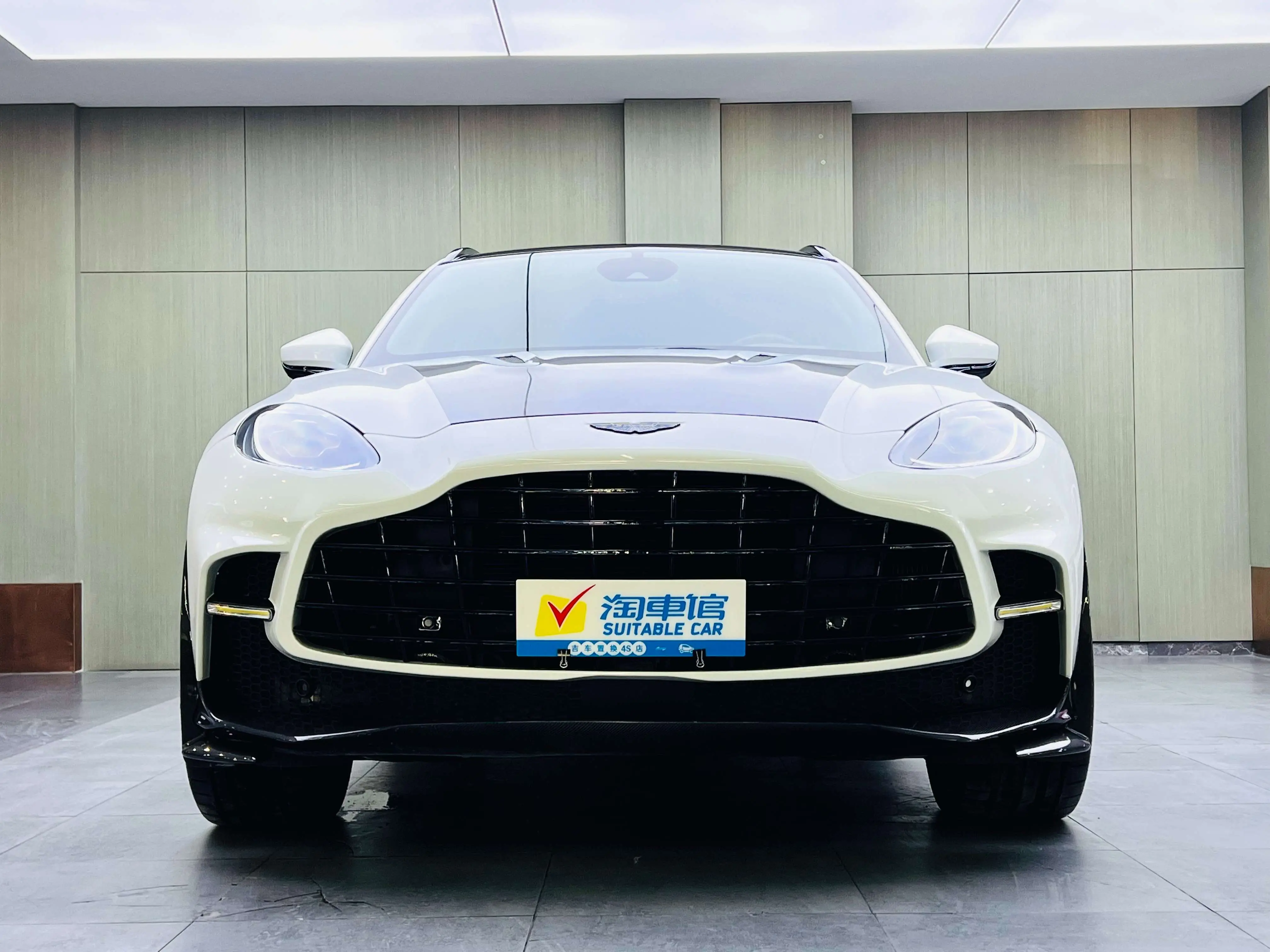 Aston Martin DBX  из Китая