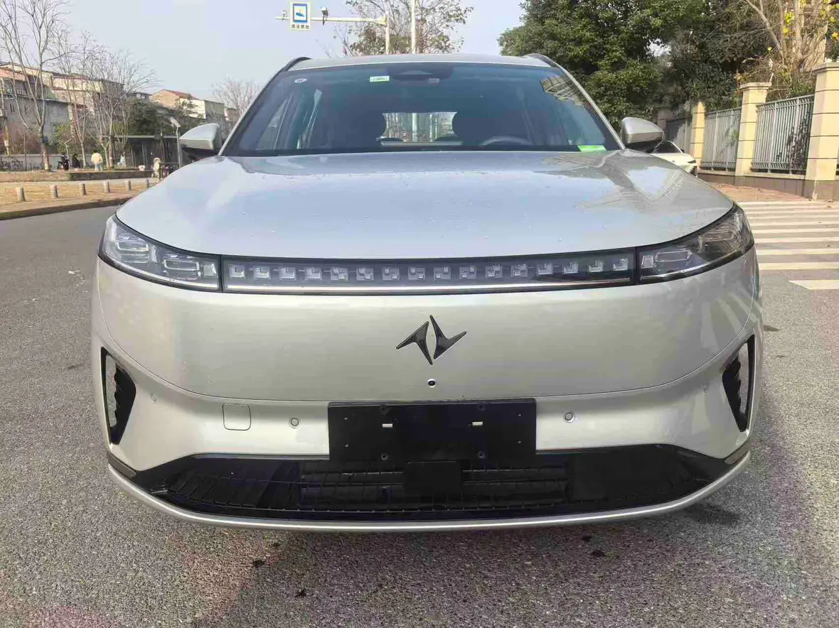 Dongfeng Eπ008  из Китая