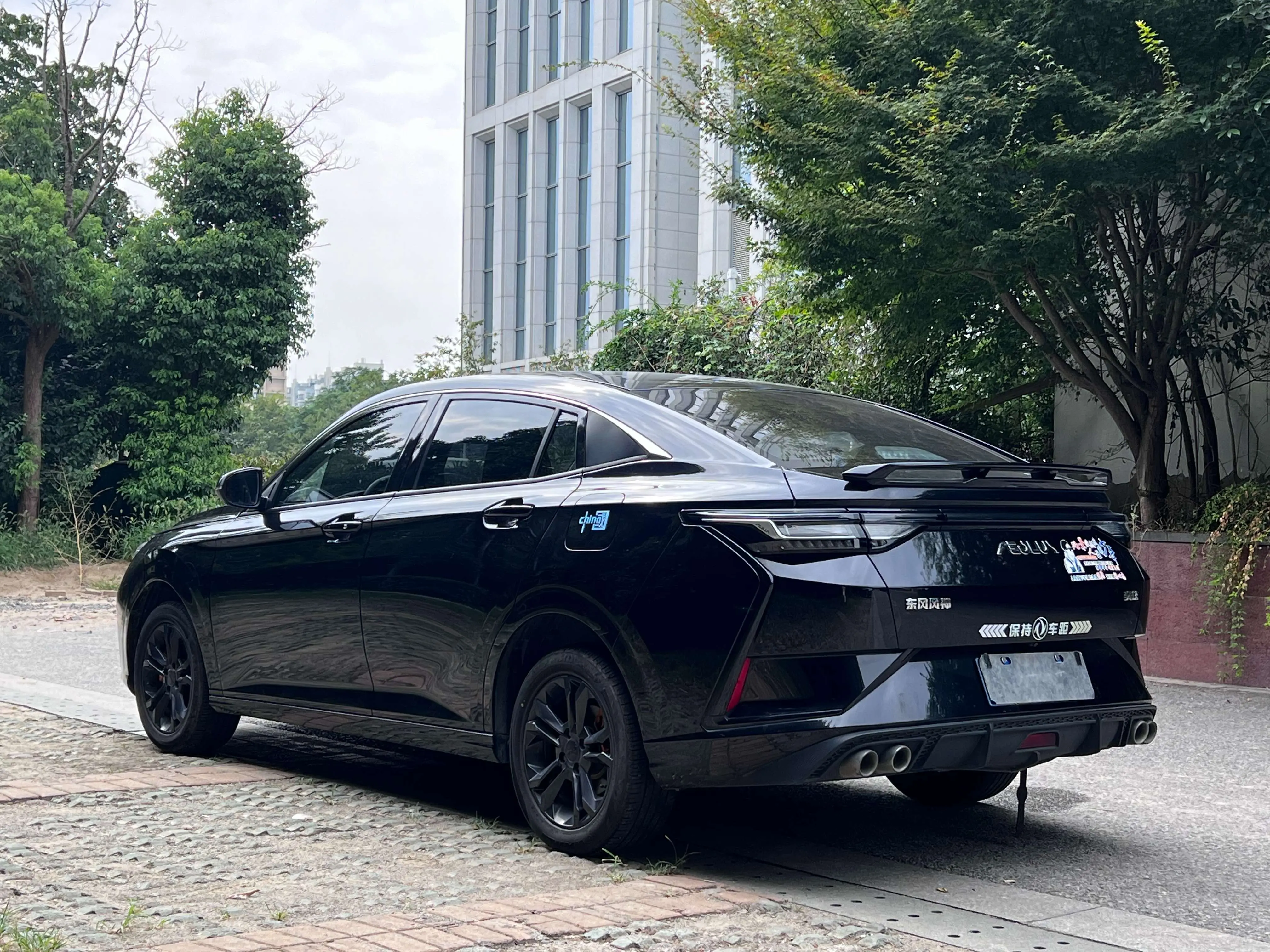 Dongfeng Yixuan  из Китая