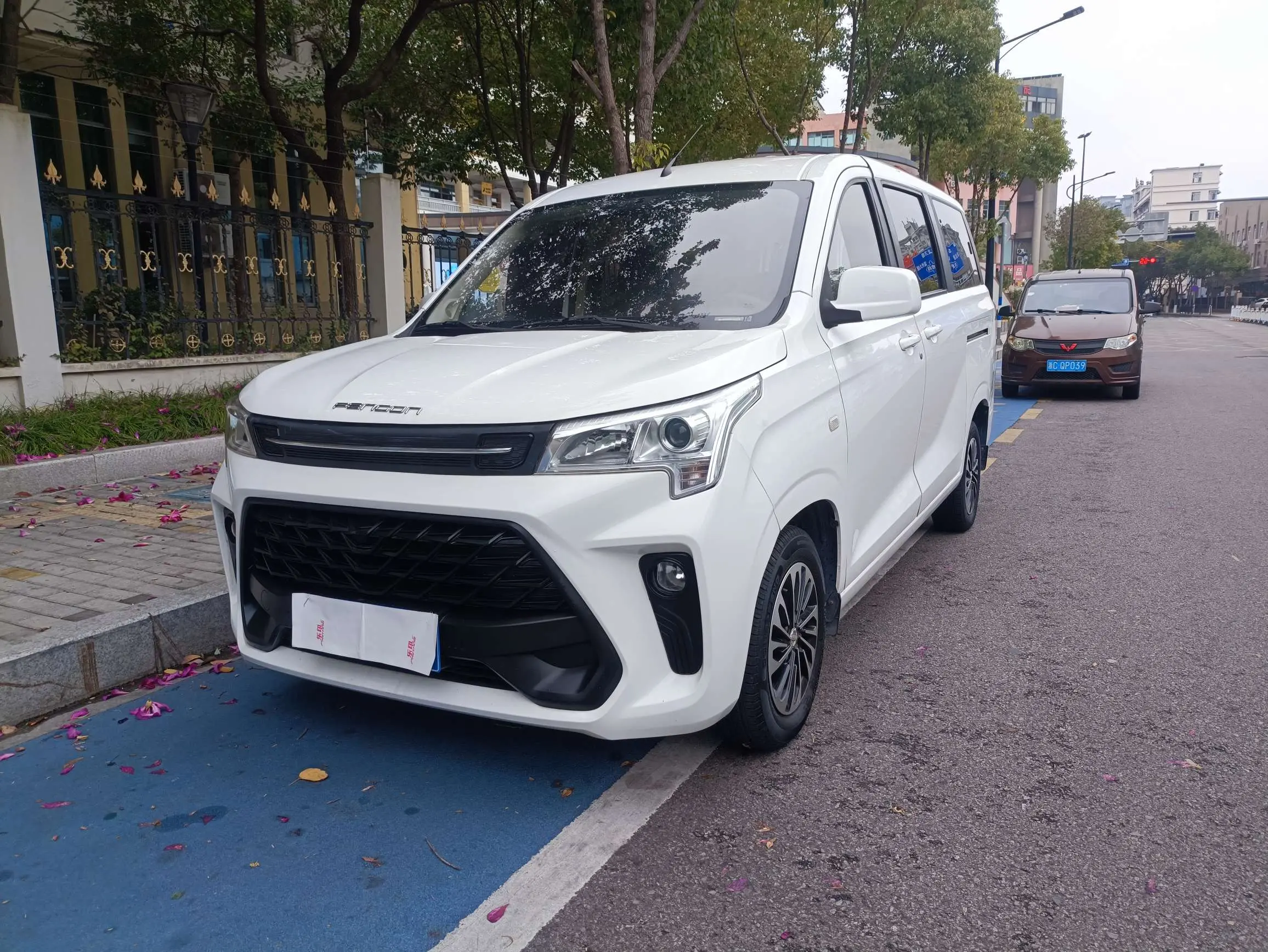 Dongfeng Fengon 380  из Китая