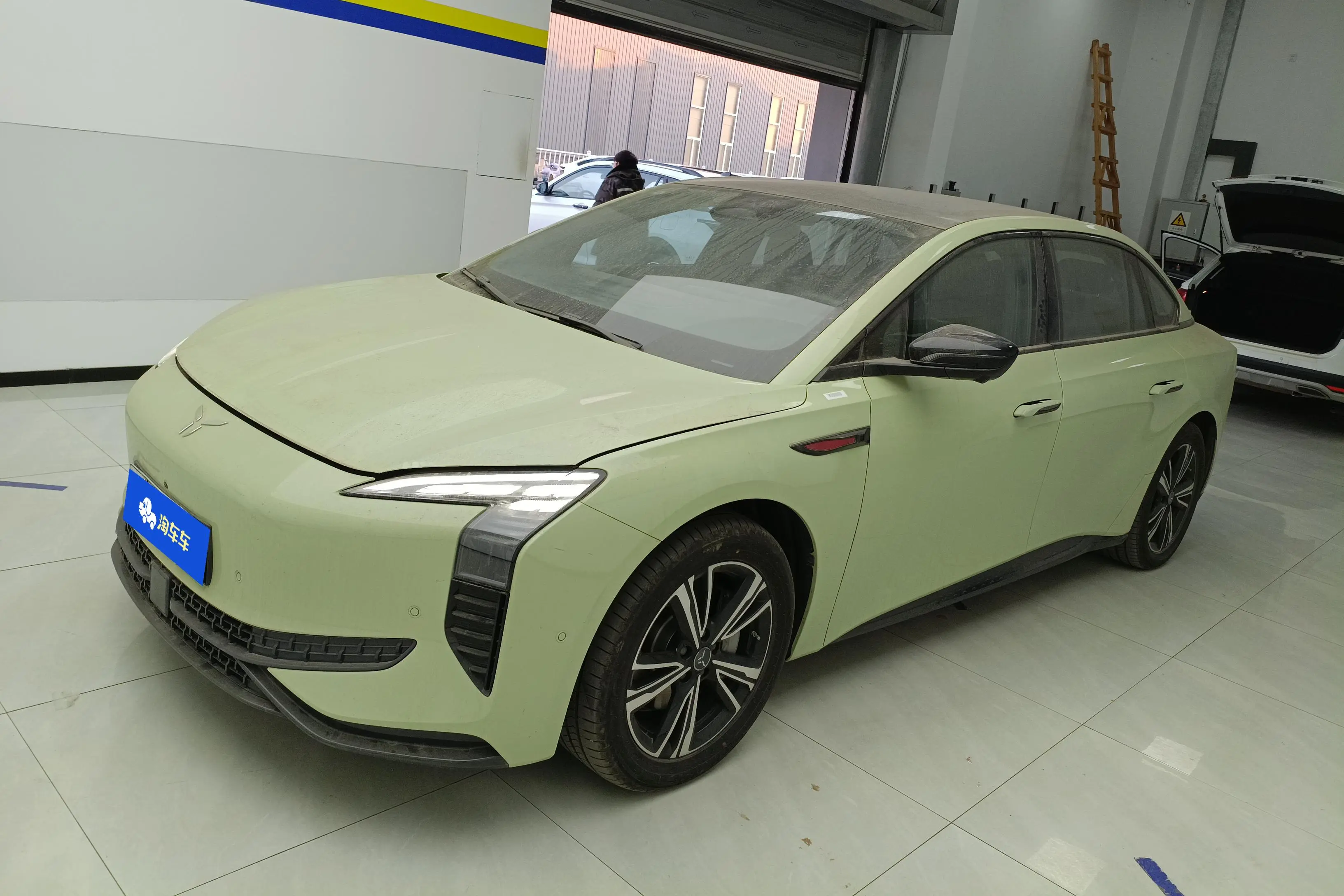 Hongqi EH7  из Китая