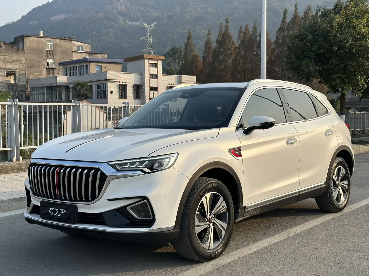 Hongqi HS5  из Китая