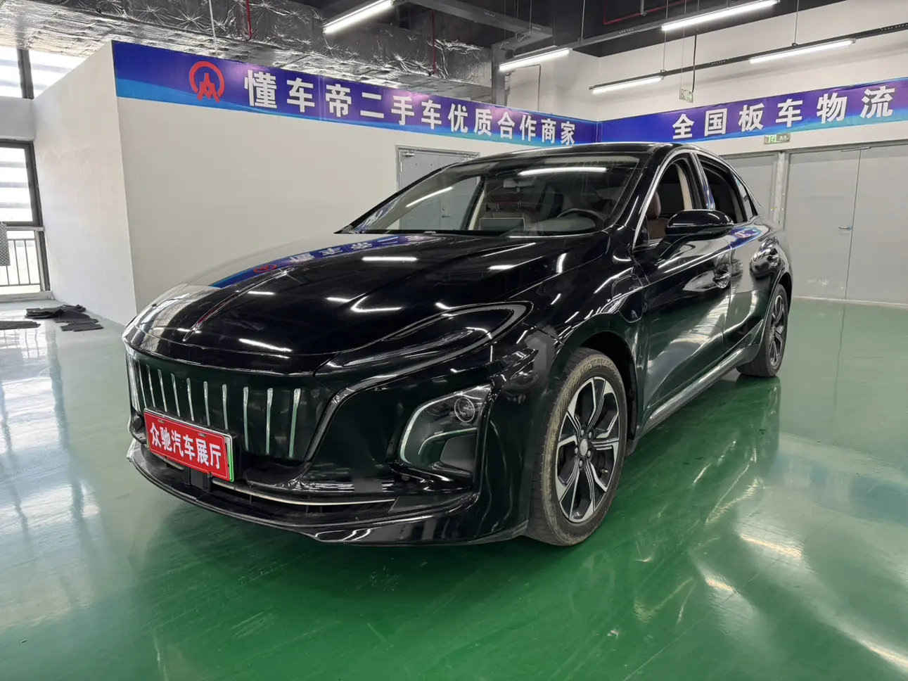 Hongqi E-QM5  из Китая