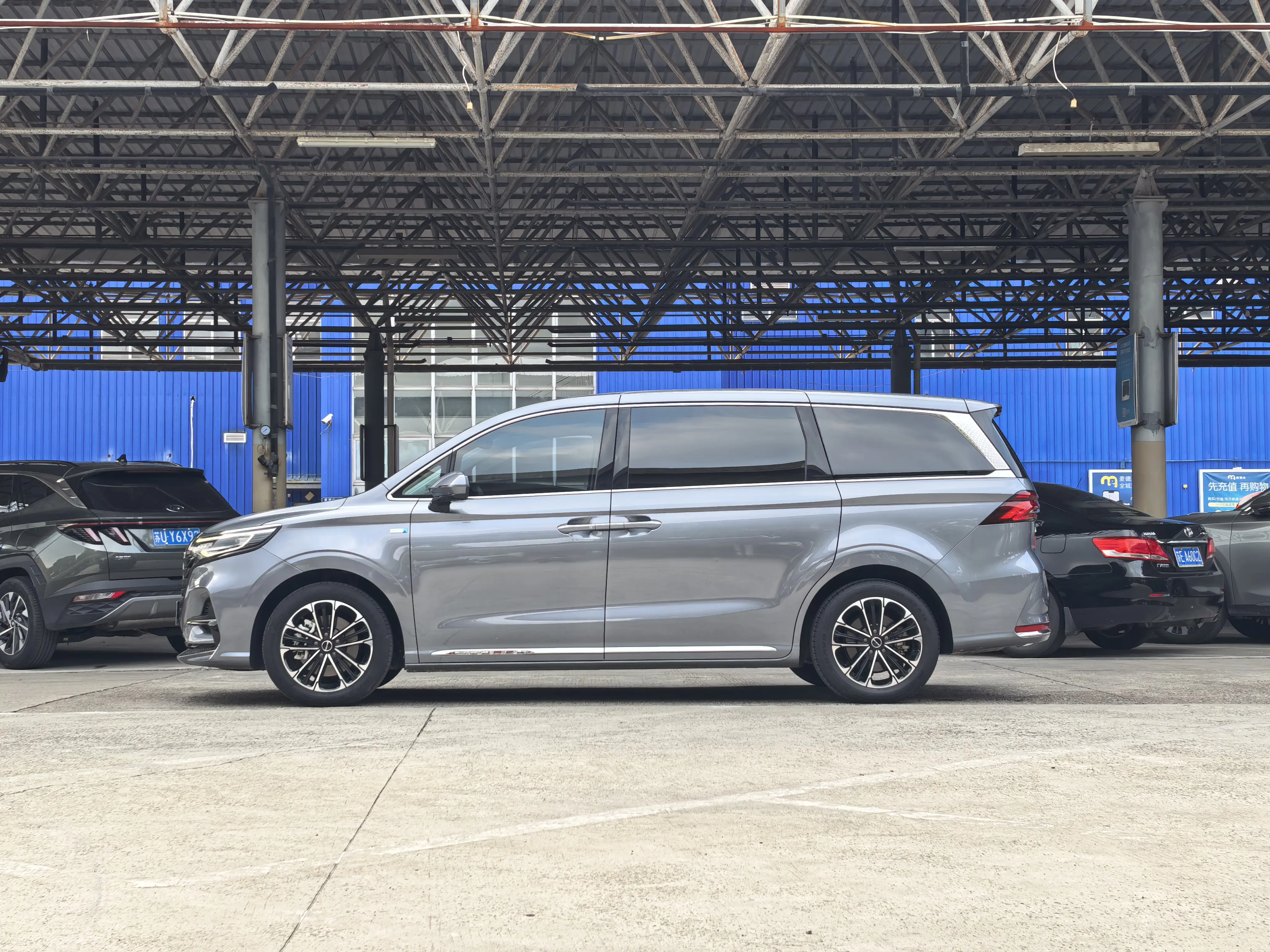 Roewe iMAX8  из Китая