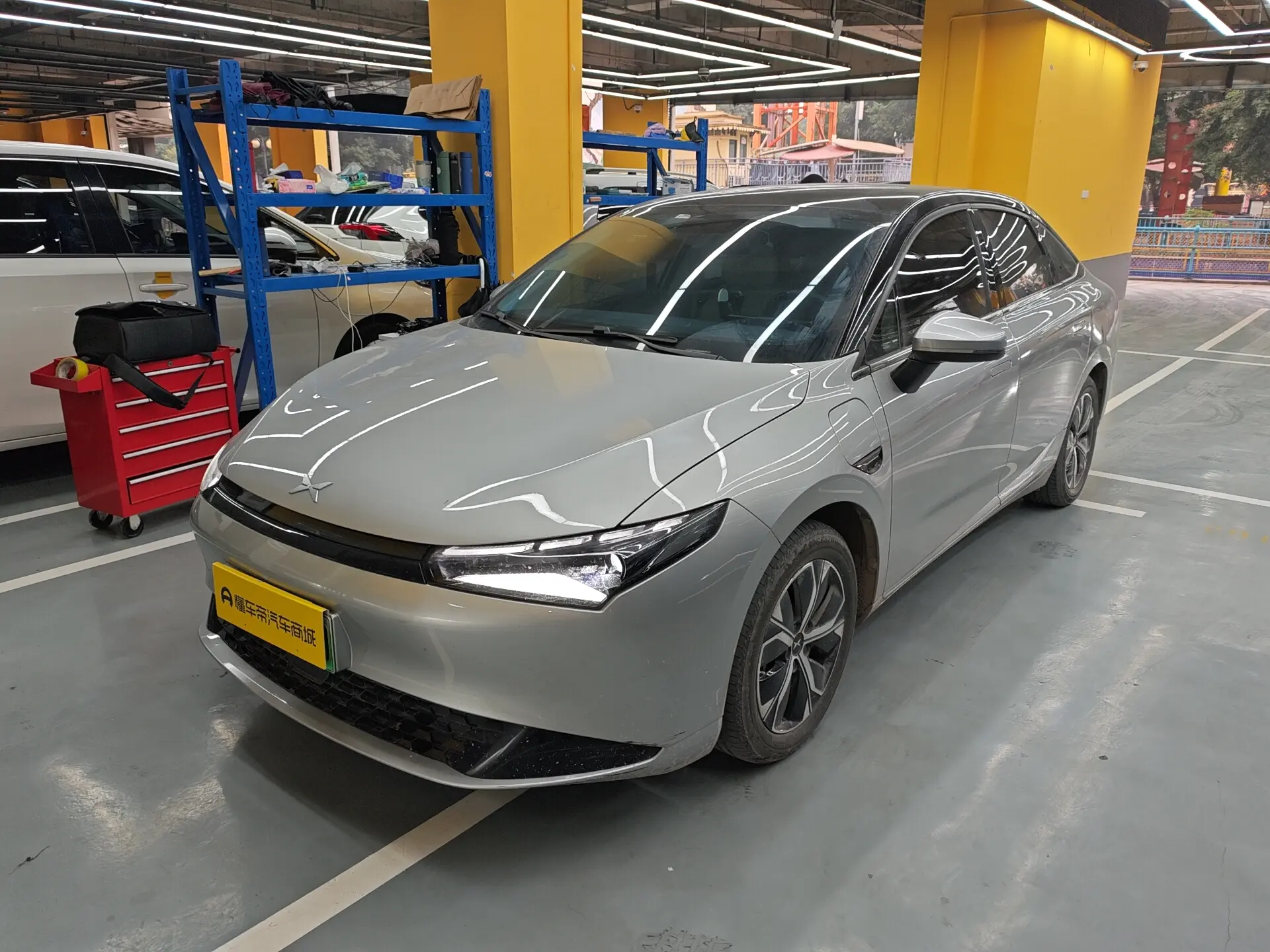 Xpeng P5  из Китая