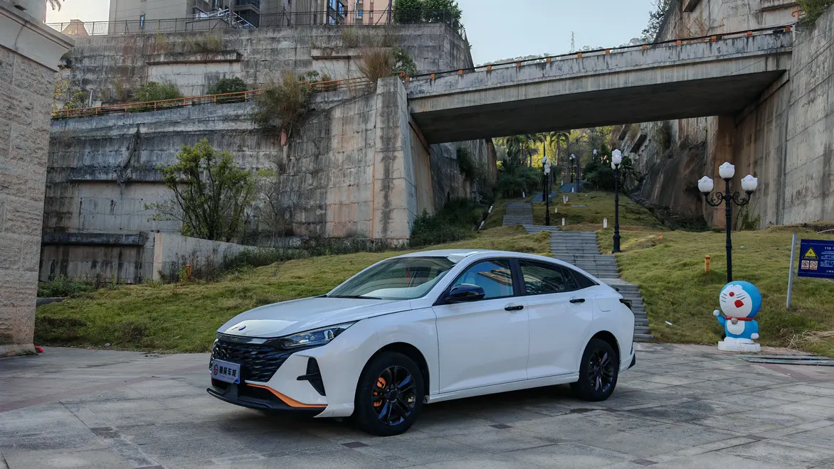 Dongfeng Yixuan  из Китая