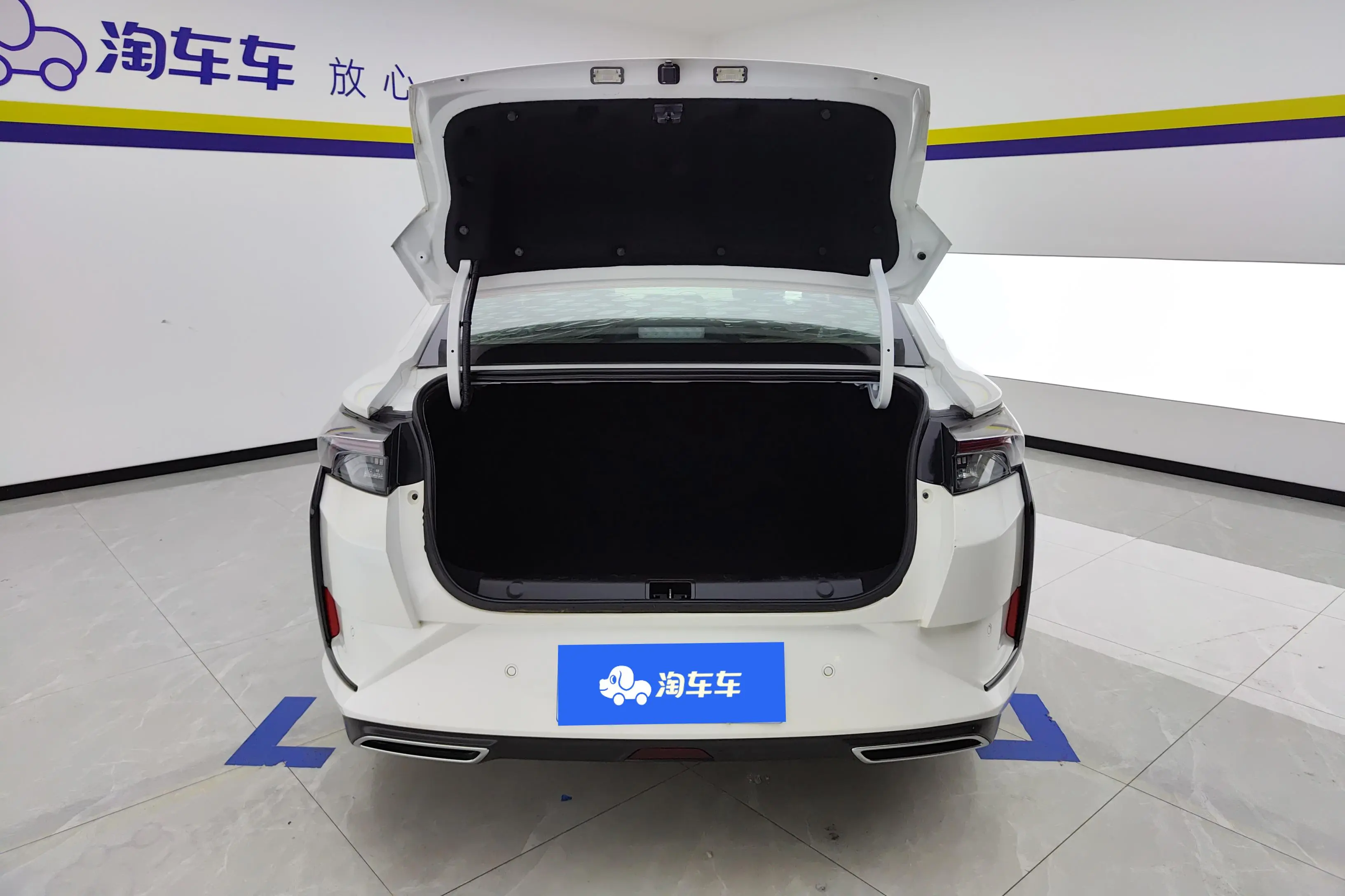 Dongfeng Yixuan  из Китая