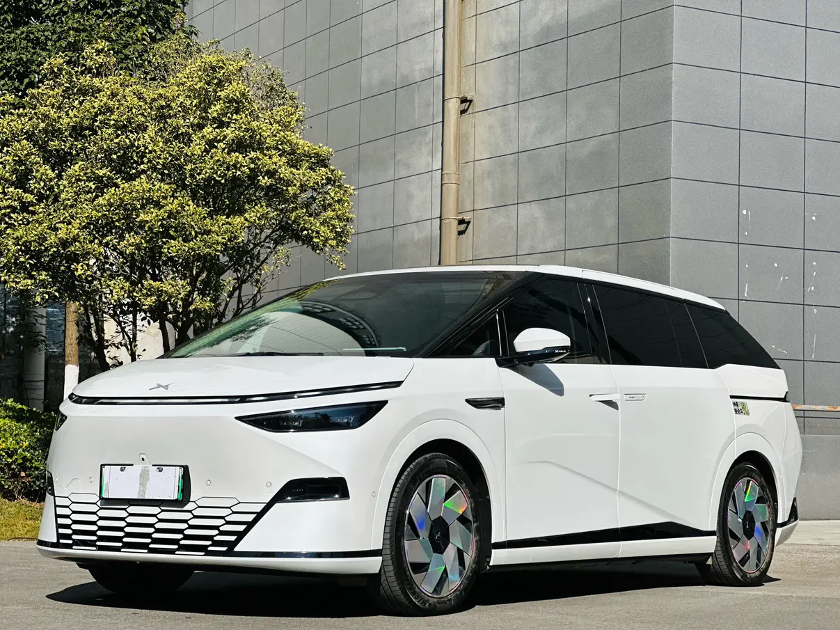 Xpeng X9  из Китая