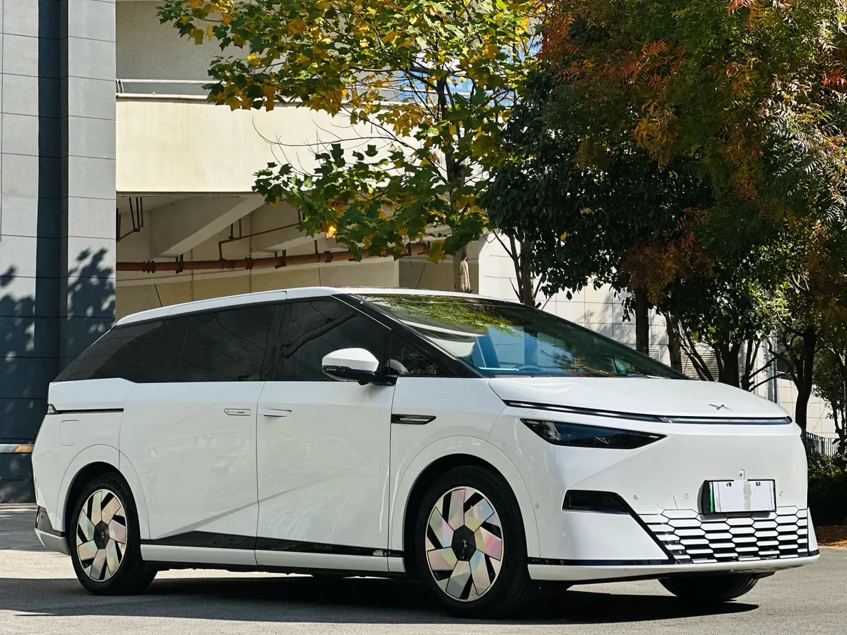 Xpeng X9  из Китая