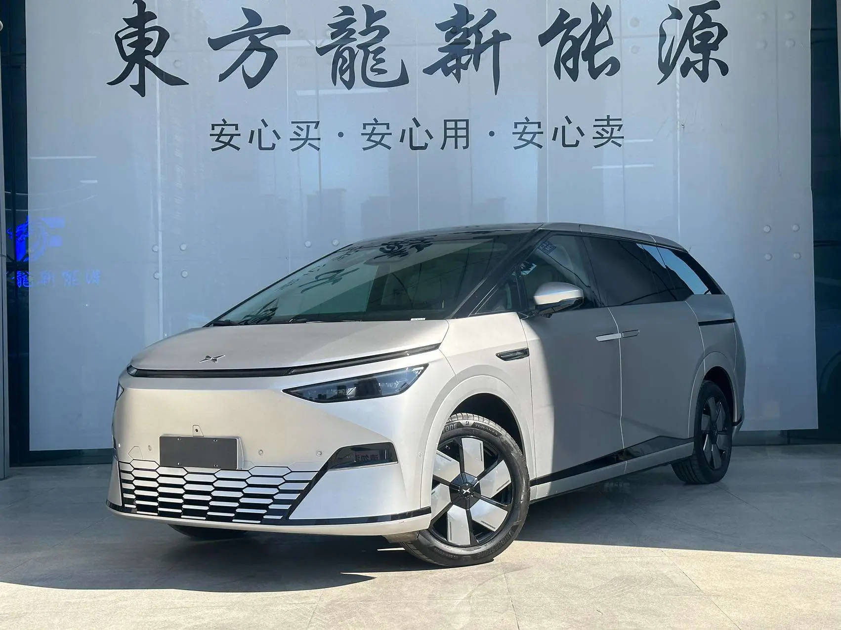 Xpeng X9  из Китая