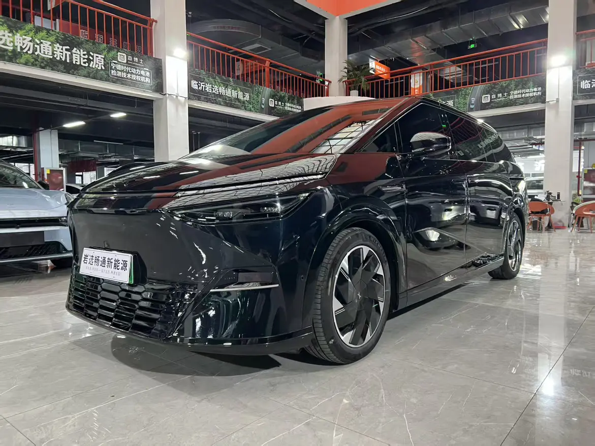 Xpeng X9  из Китая