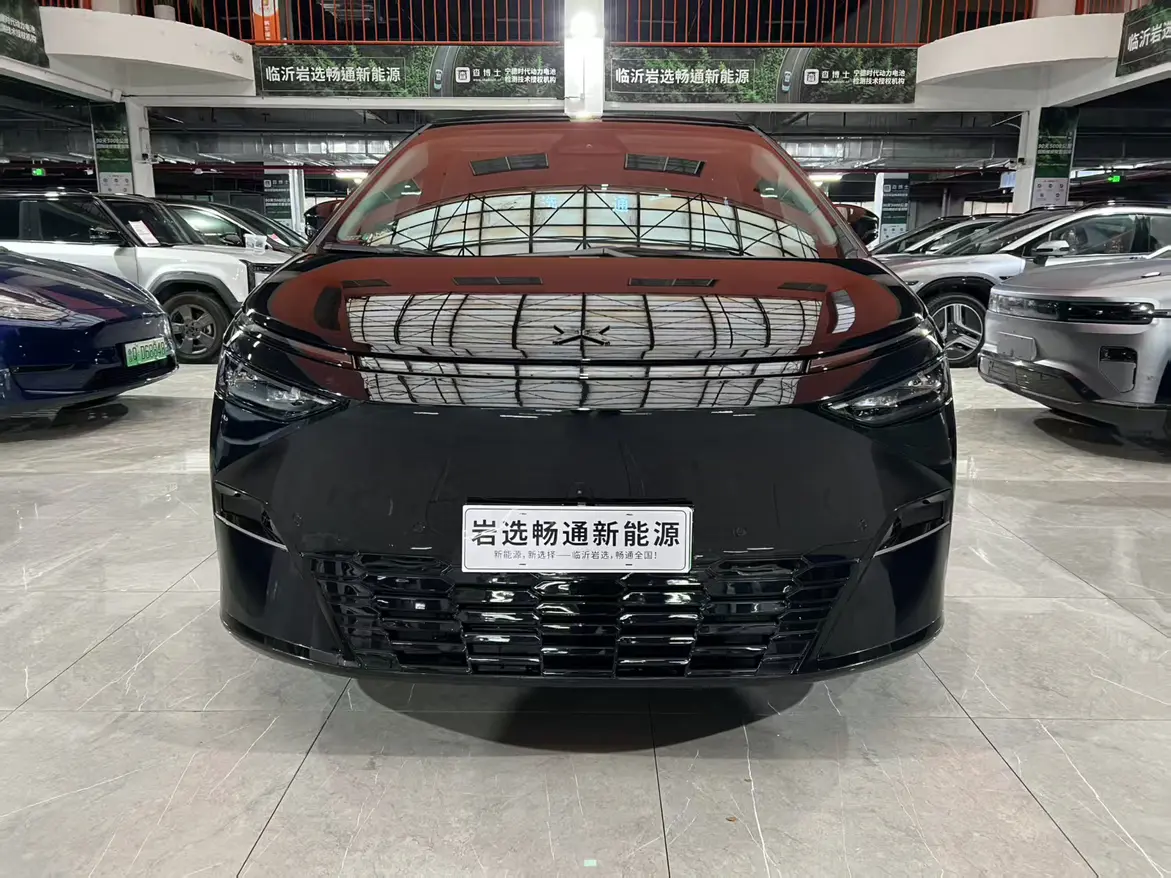 Xpeng X9  из Китая