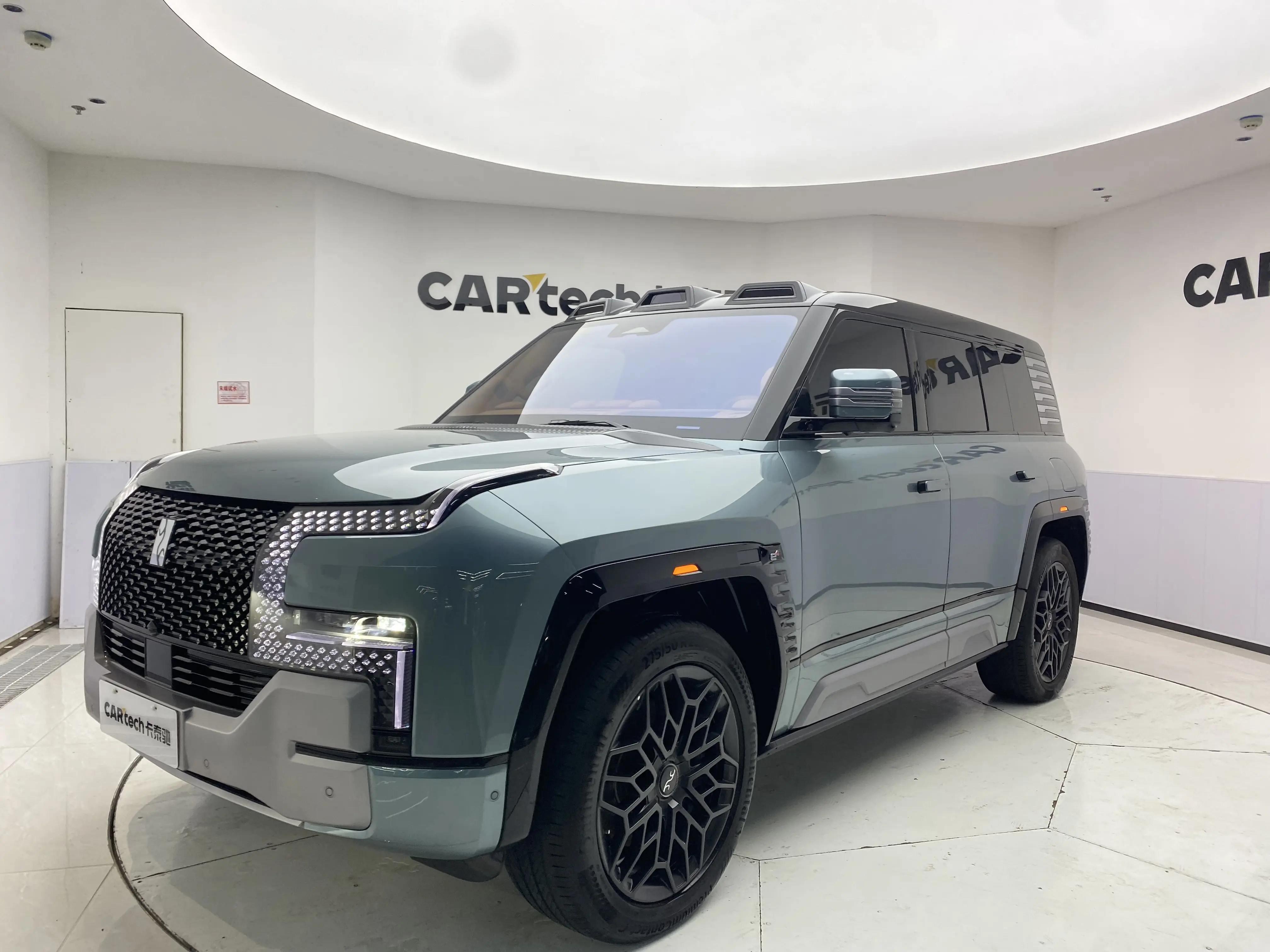 BYD Yangwang U8  из Китая