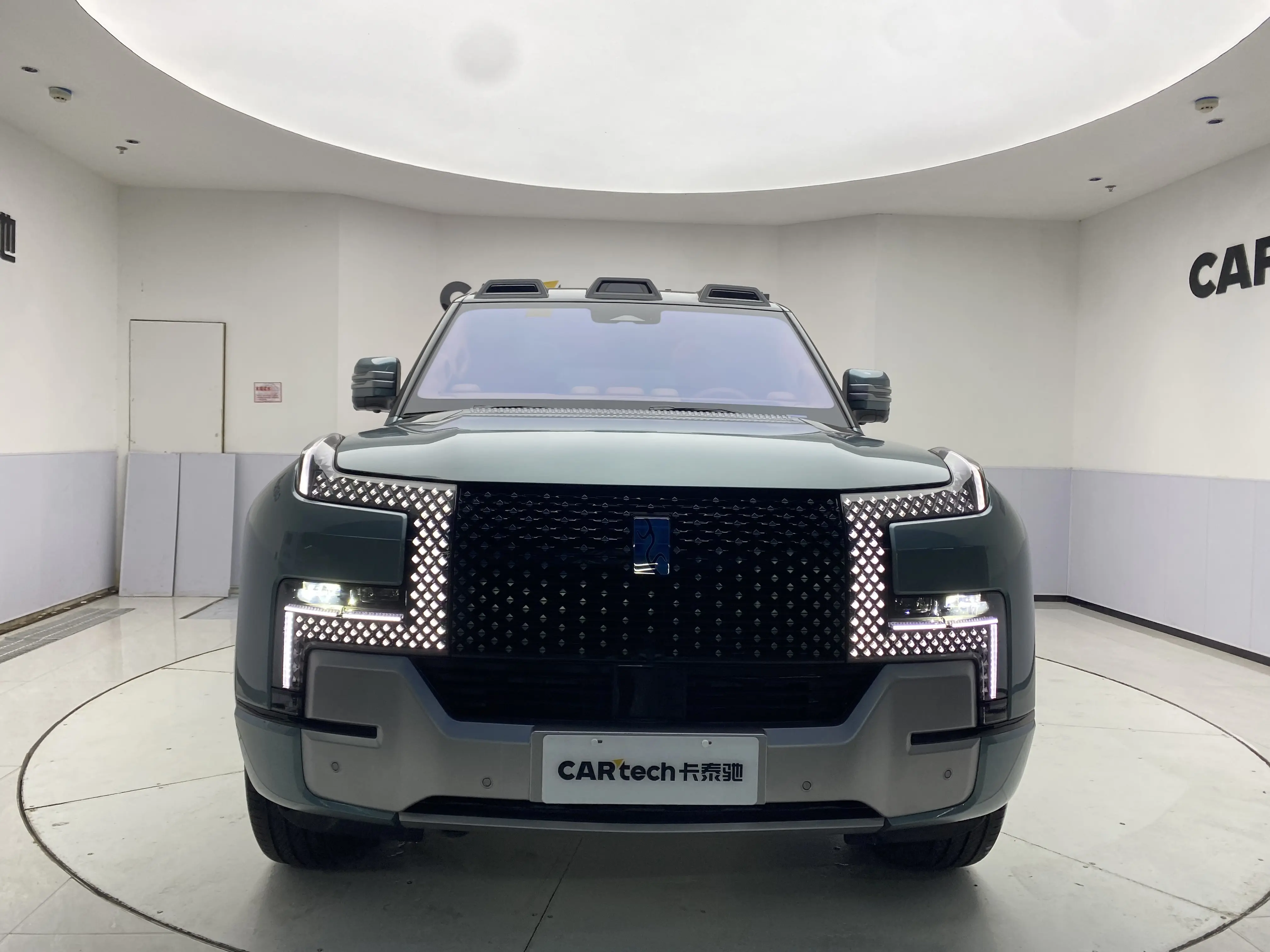 BYD Yangwang U8  из Китая