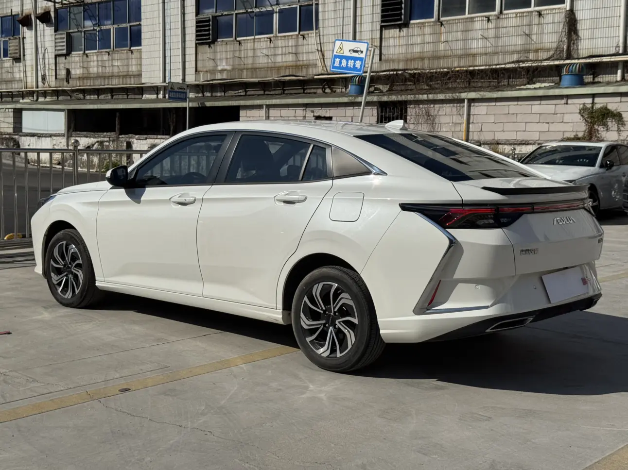 Dongfeng Yixuan  из Китая