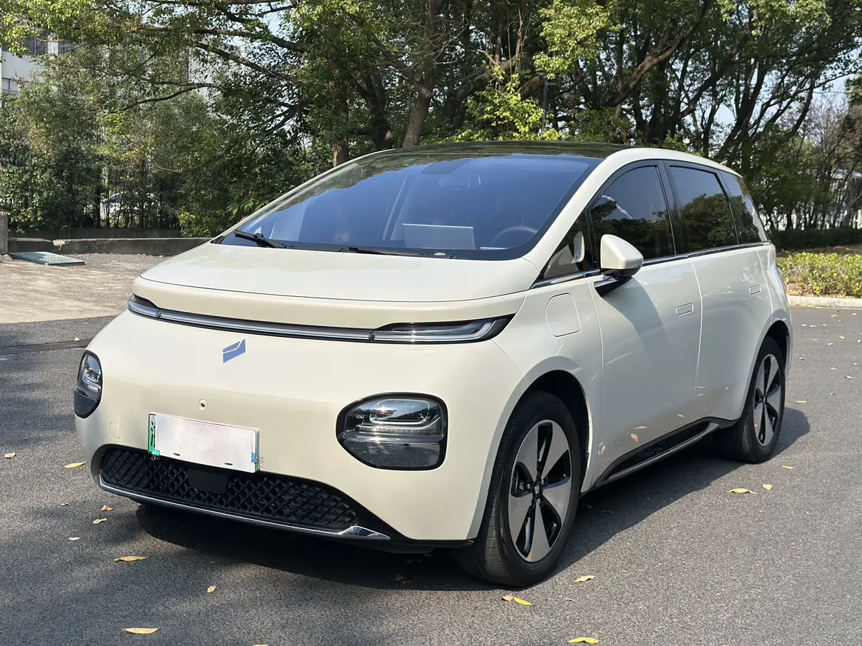 Baojun Clouds  из Китая