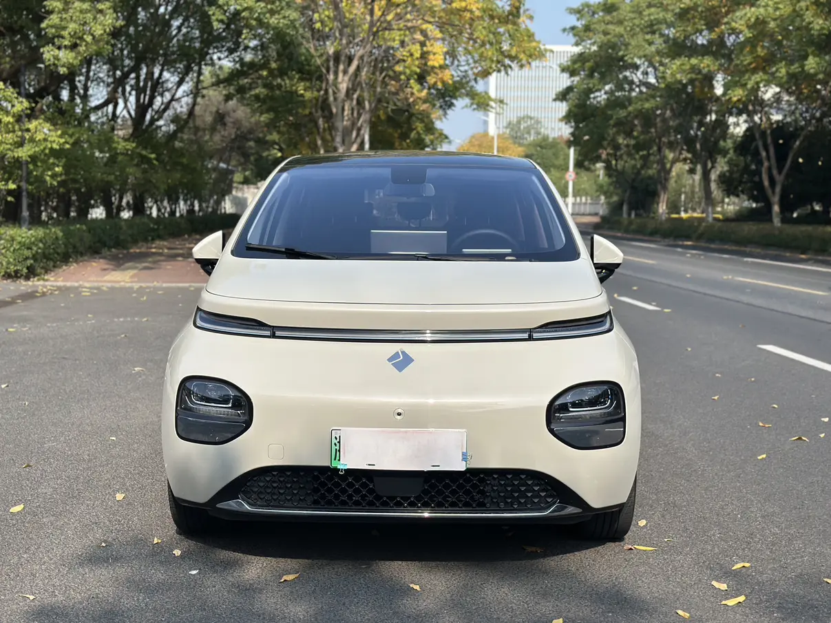 Baojun Clouds  из Китая