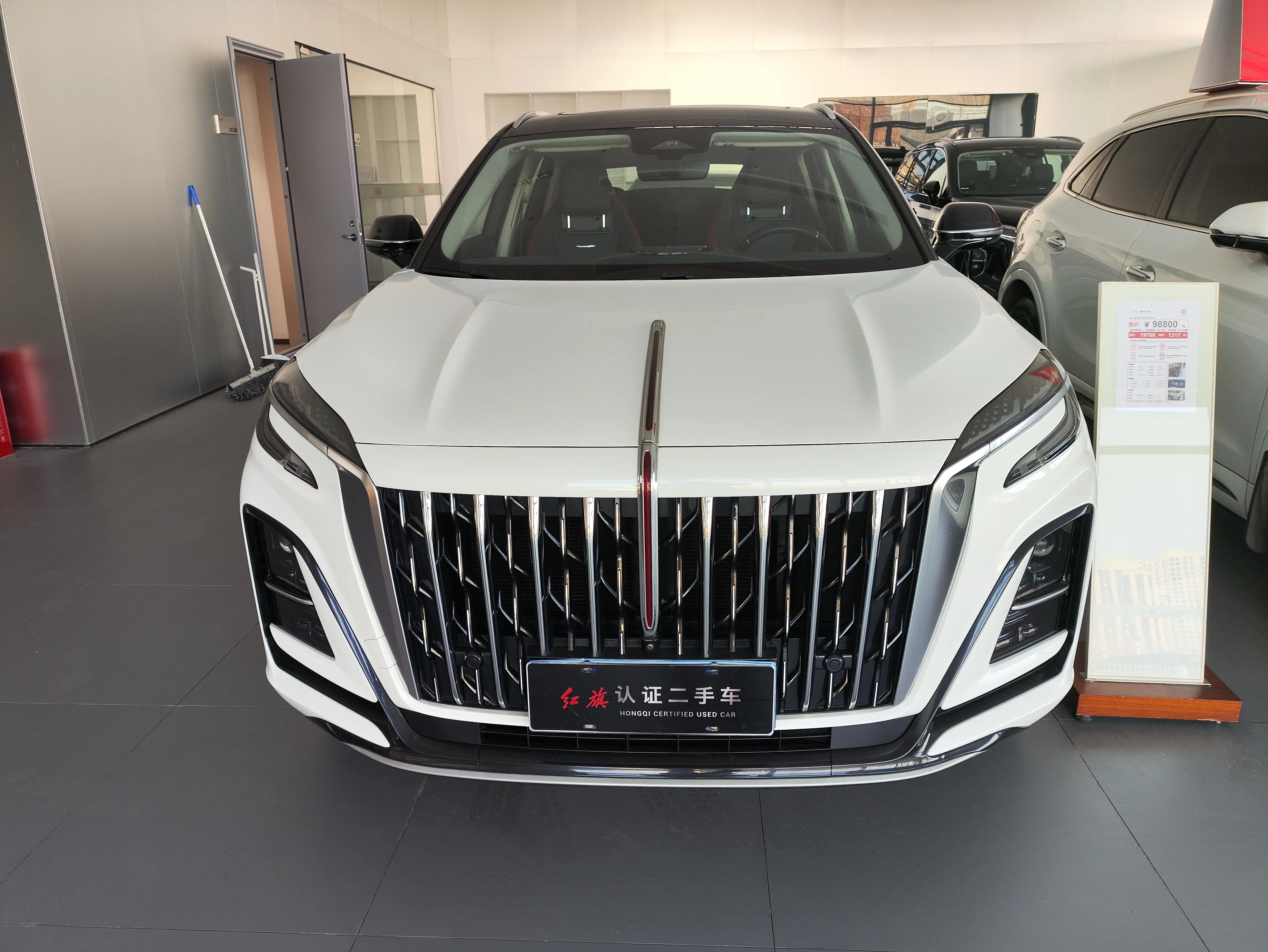 Hongqi HS3  из Китая